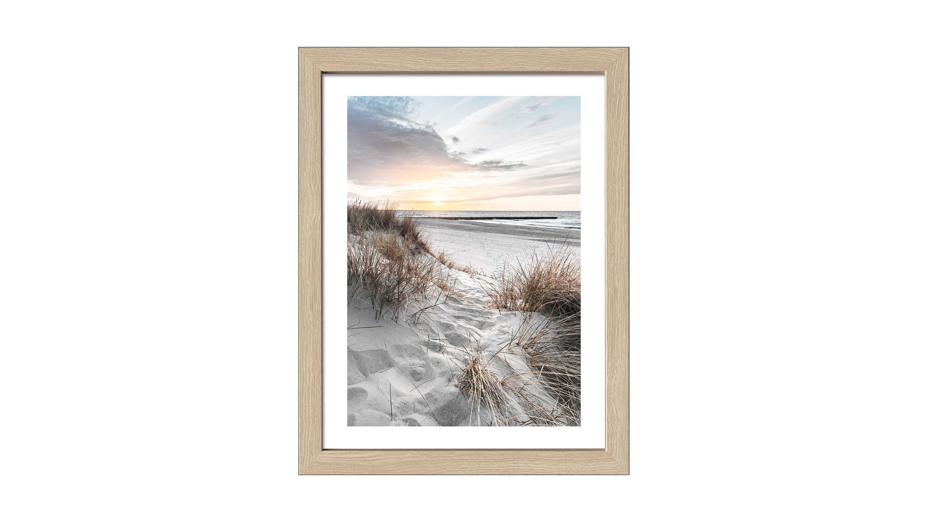 Kunstdruck mit Strandmotiv und Dünen in hellem Holzrahmen