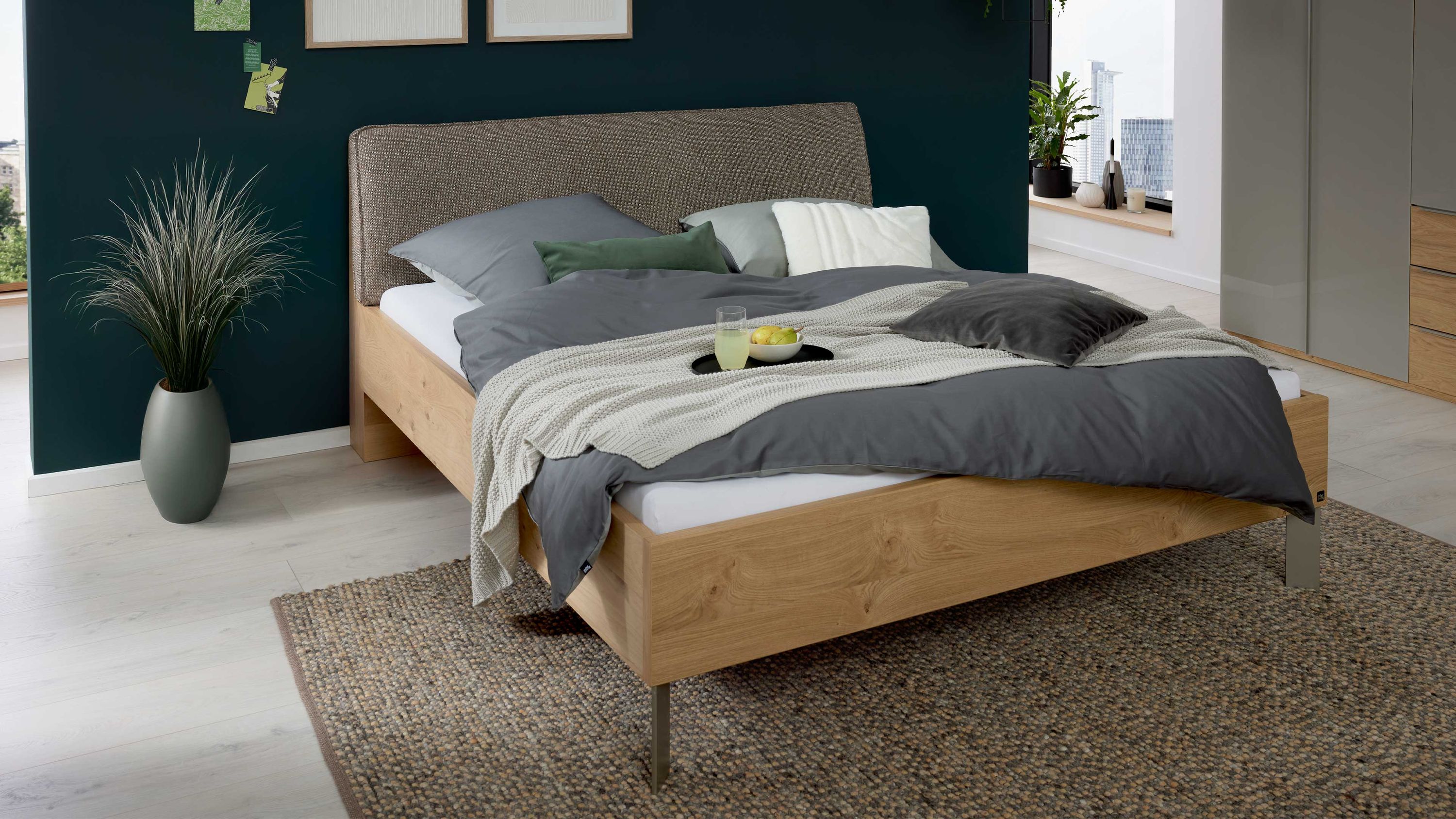 Bett mit rechteckigem Holzbettgestell in heller Holzoptik und taupefarbenem gepolstertem Kopfteil aus Webstoff