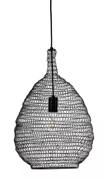 Geflochtene Hängelampe mit sichtbarer Glühbirne, an Kabel hängend, frontal fotografiert