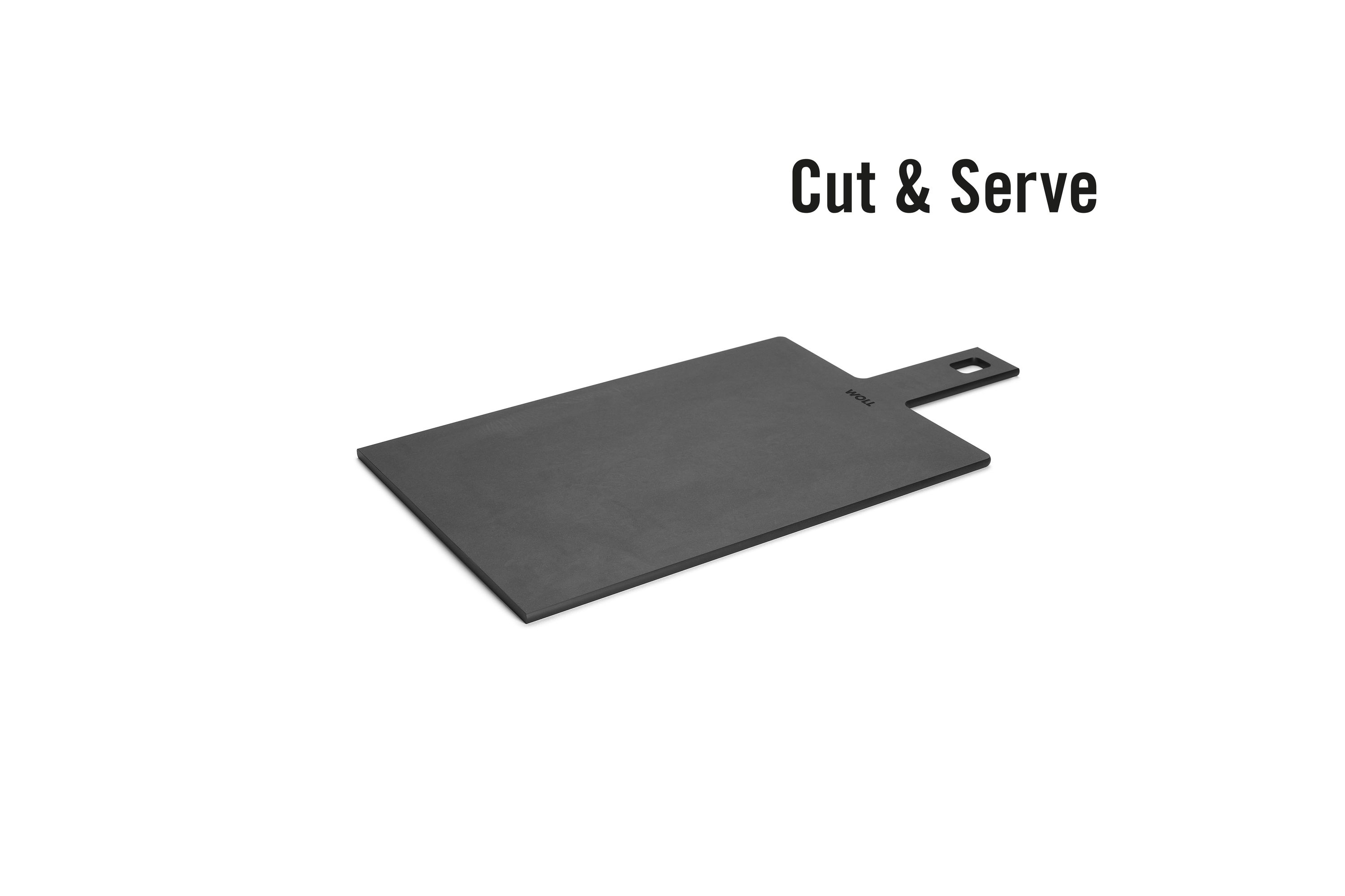  Schwarzes Schneidebrett mit Griff, daneben der Schriftzug "Cut & Serve" aufgenommen, frontal leicht von oben rechts