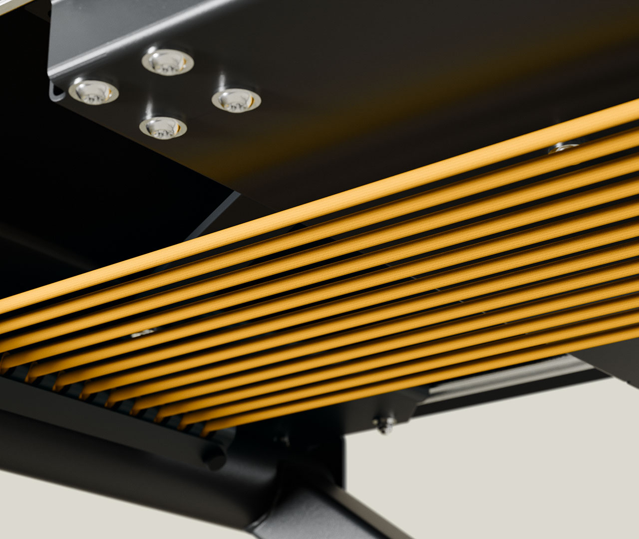 Gelbes Kabelmanagement-System mit parallelen Streifen und silbernen Schrauben am schwarzen Schreibtisch befestigt.