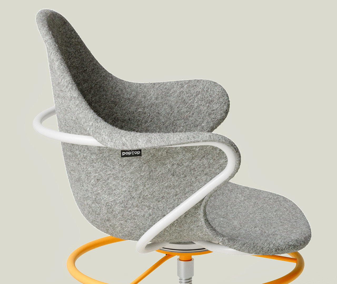 Drehstuhl mit weißem Rahmen, grauer Sitzschale, Armlehnen und orangefarbenem Rundfuß.