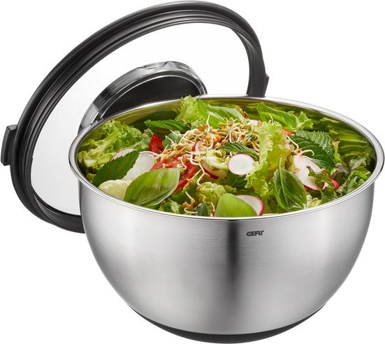 Edelstahlschale mit frischem Salat aus Tomaten, Salatblättern und Gemüse, schwarzer Deckel teilweise geöffnet.