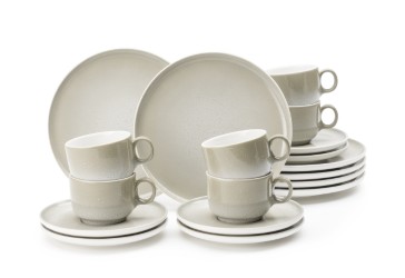 18-teiliges Kaffeeservice in Beige und Weiß mit Tassen  Untertassen und Tellern  ordentlich arrangiert