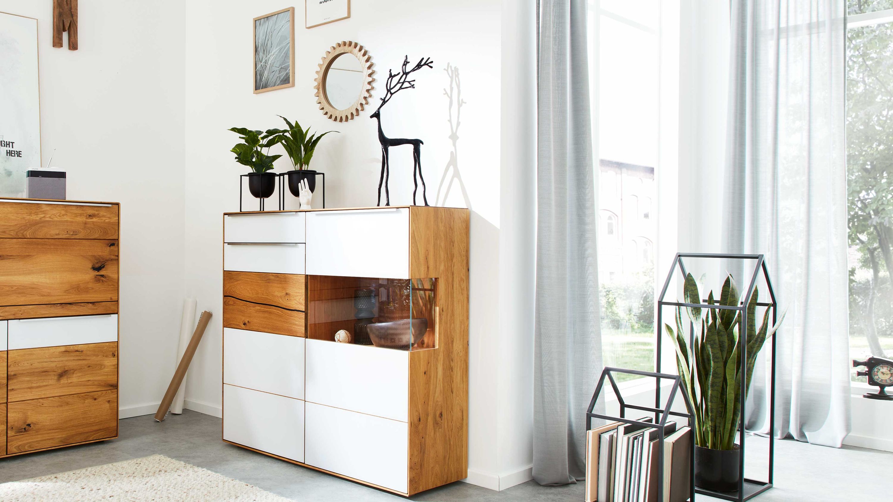 Highboard mit zwei weißen Türen einer weißen Schublade und Holzfronten in Asteiche mit Glasfach