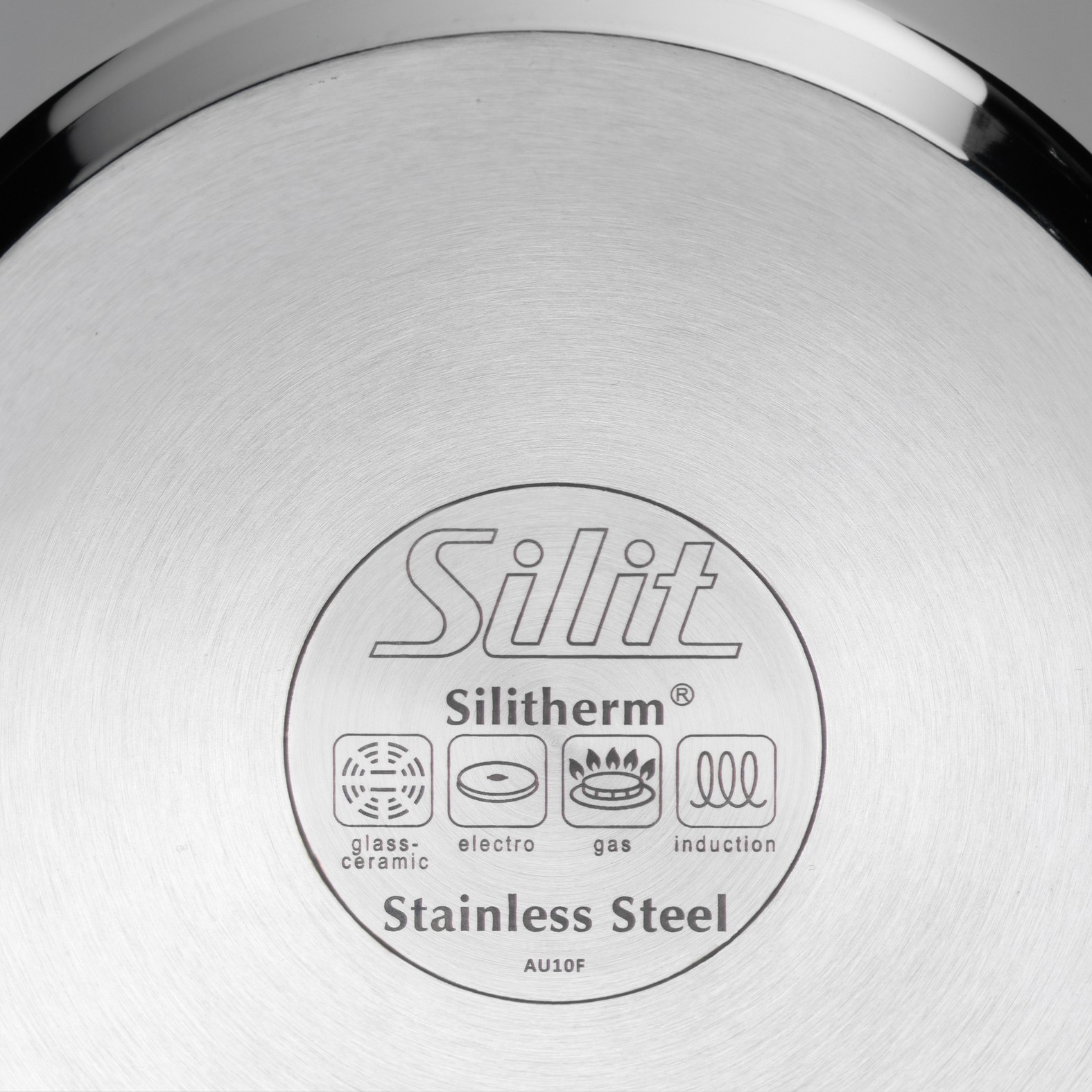 Bodenansicht eines Edelstahltopfs mit Gravur „Silit Silitherm Stainless Steel“ und vier Herdsymbolen, frontal fotografiert