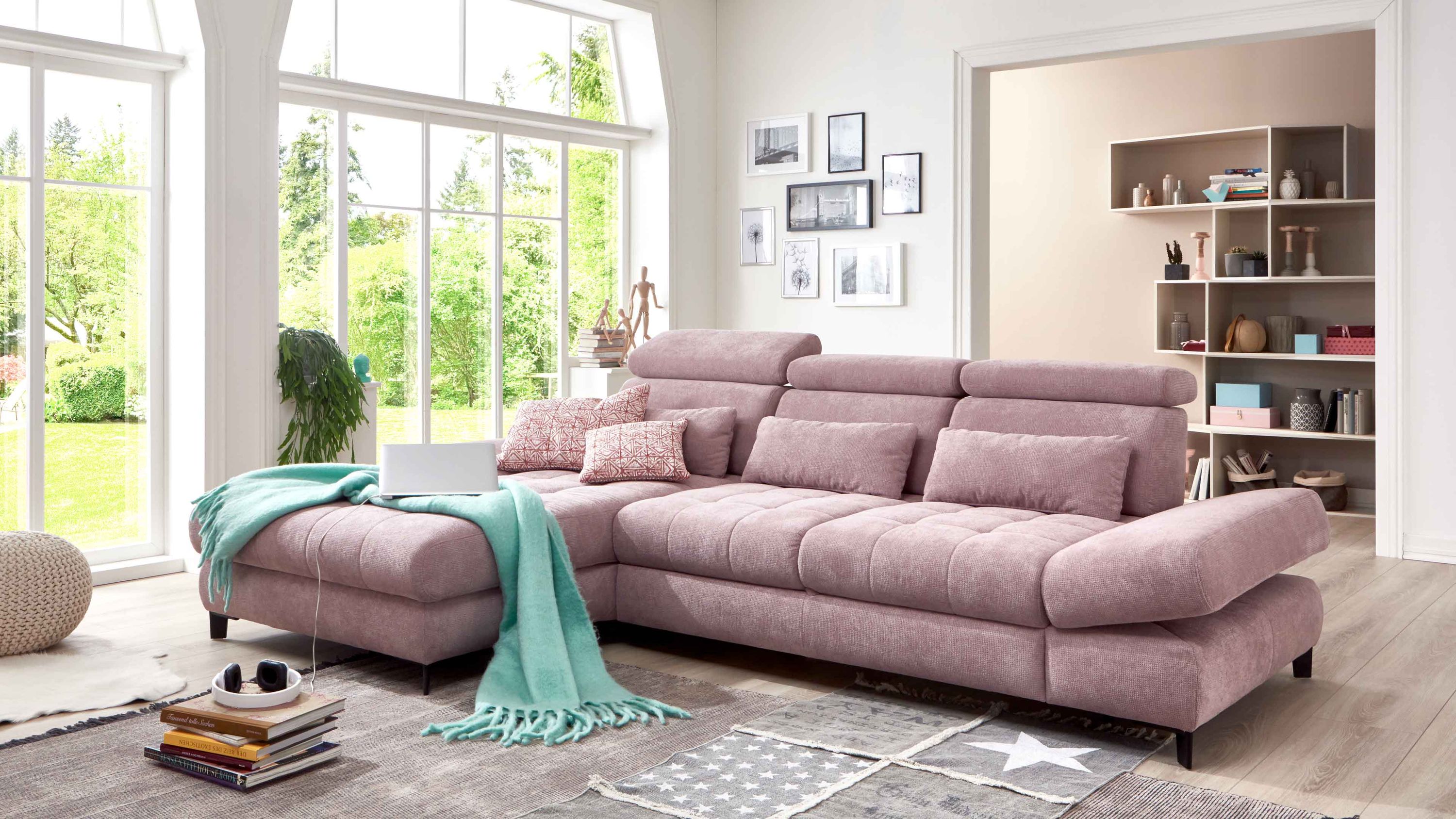 Ecksofa in Flieder mit schwarzen Metallfüßen Ecksofa mit verstellbaren Kopfstützen und schwarzen Metallfüßen in fliederfarbenem Stoff