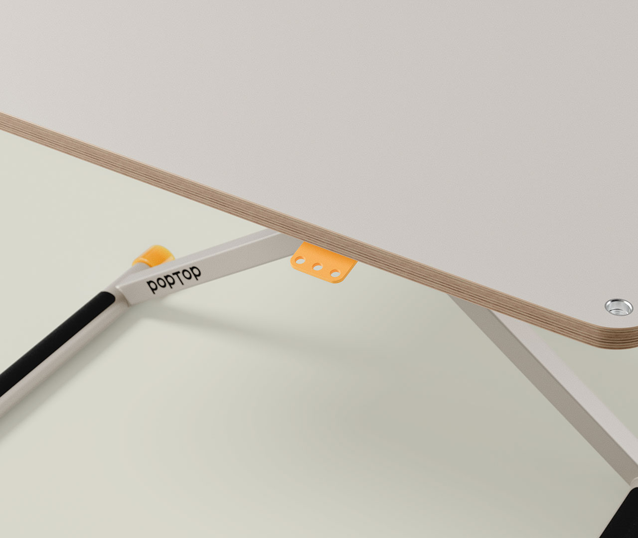 Detailansicht eines höhenverstellbaren Klapptischs mit beschichteter Tischplatte, Metallgestell und Höhenverstellmechanik