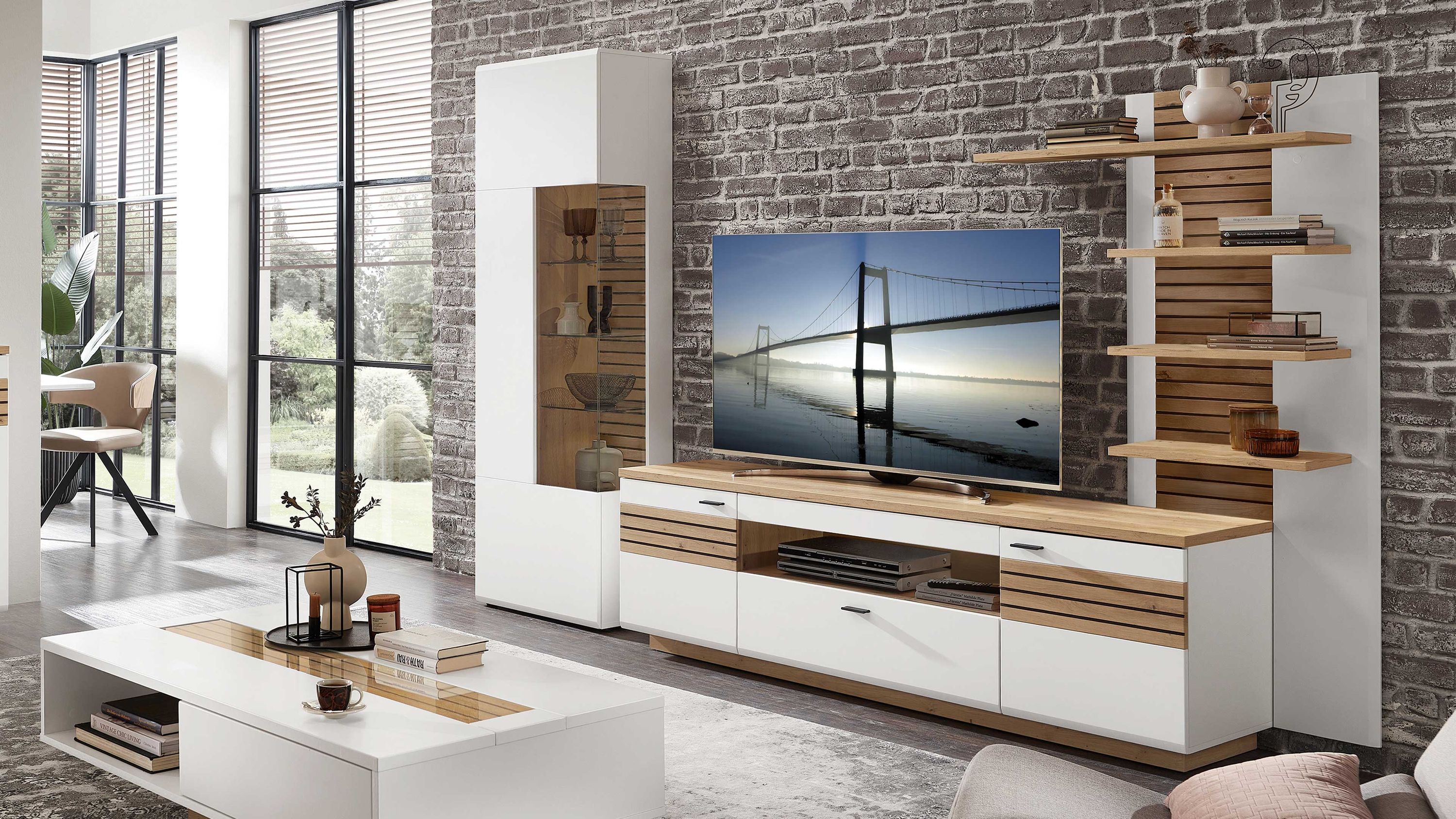 Dreiteilige Wohnwand mit weißen Fronten und Holzakzenten Dreiteilige Wohnwand mit weißen Fronten und Holzakzenten: Vitrine, TV-Board und Wandregal mit offenen Böden