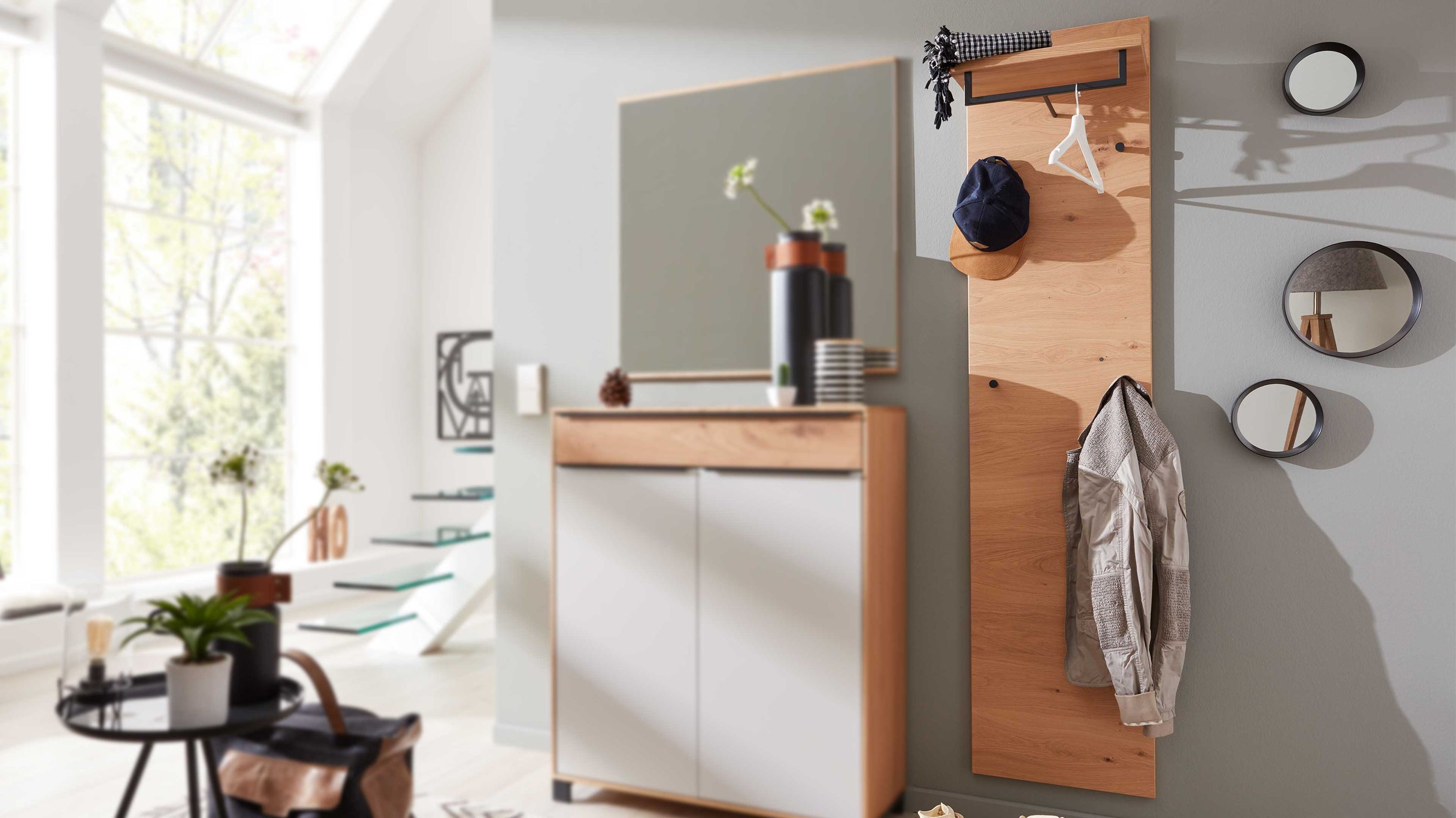 Schmale Wandgarderobe aus hellem Holz mit Haken und Ablagefläche in modernem Flur