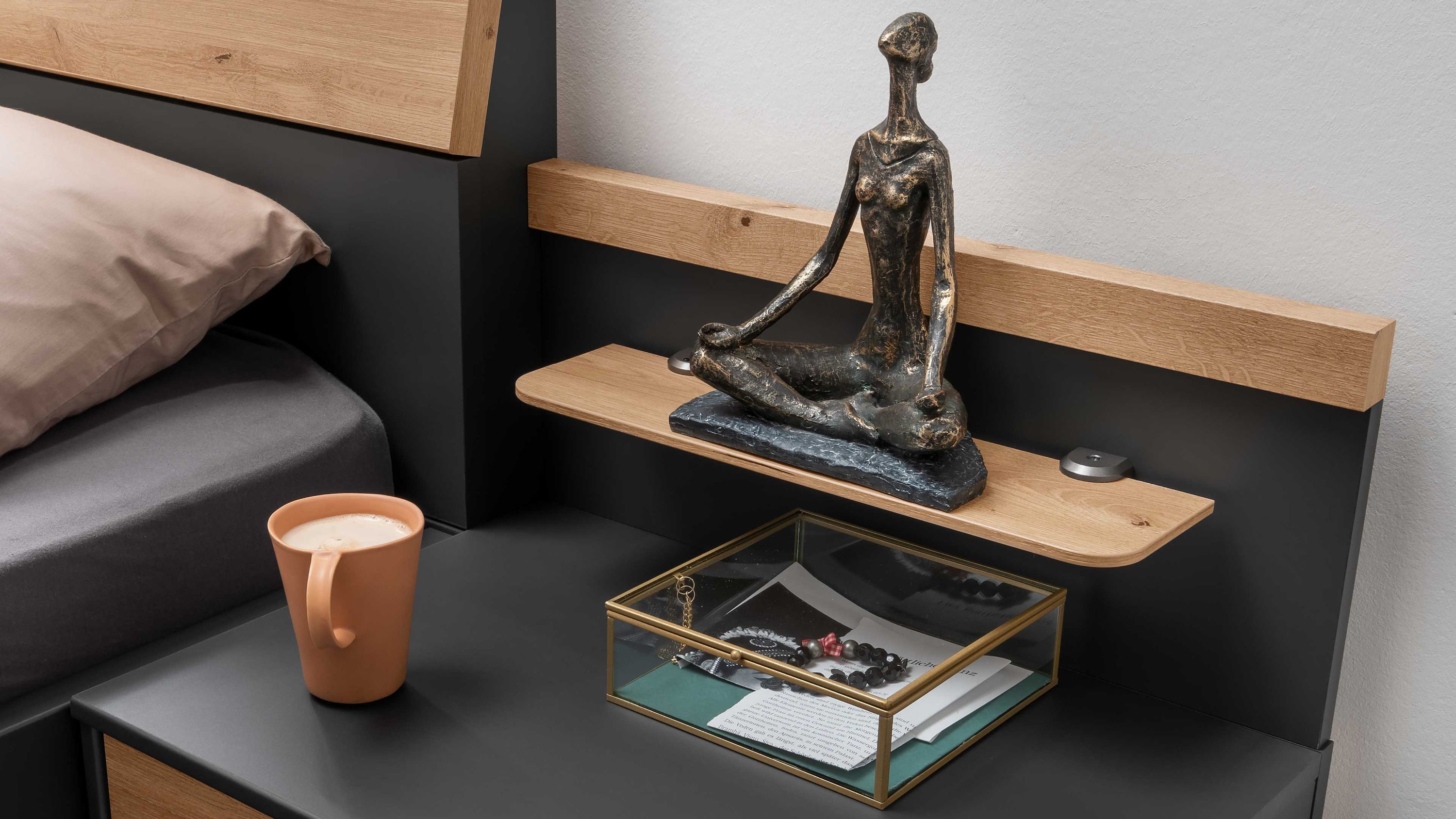 Zweiteiliges Paneel-Set mit schwarzem Untergrund und hellem Holzregal dekoriert mit Skulptur und Glasbox