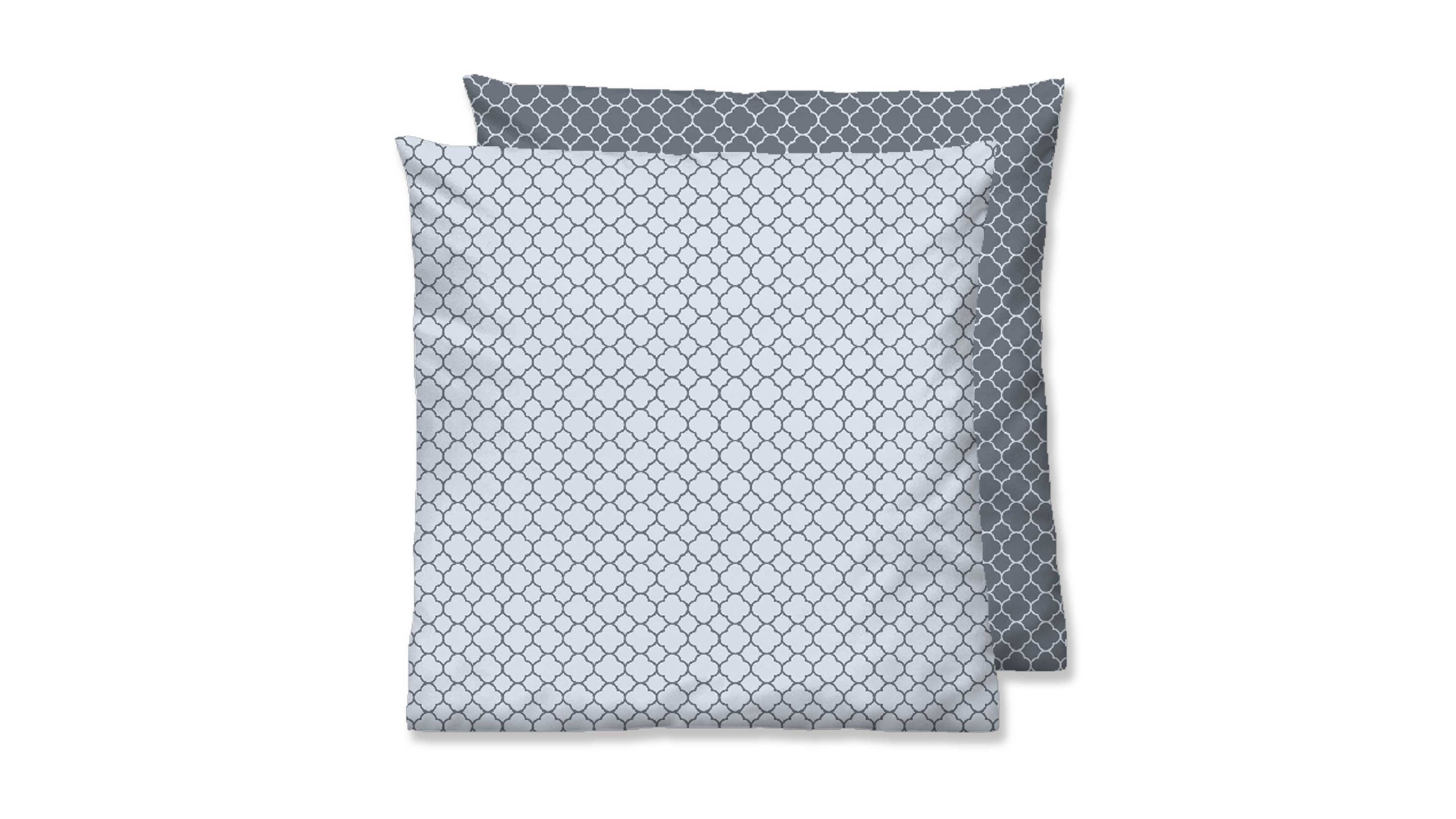 Zwei quadratische Kissenbezüge mit geometrischem Muster in grau und graublau