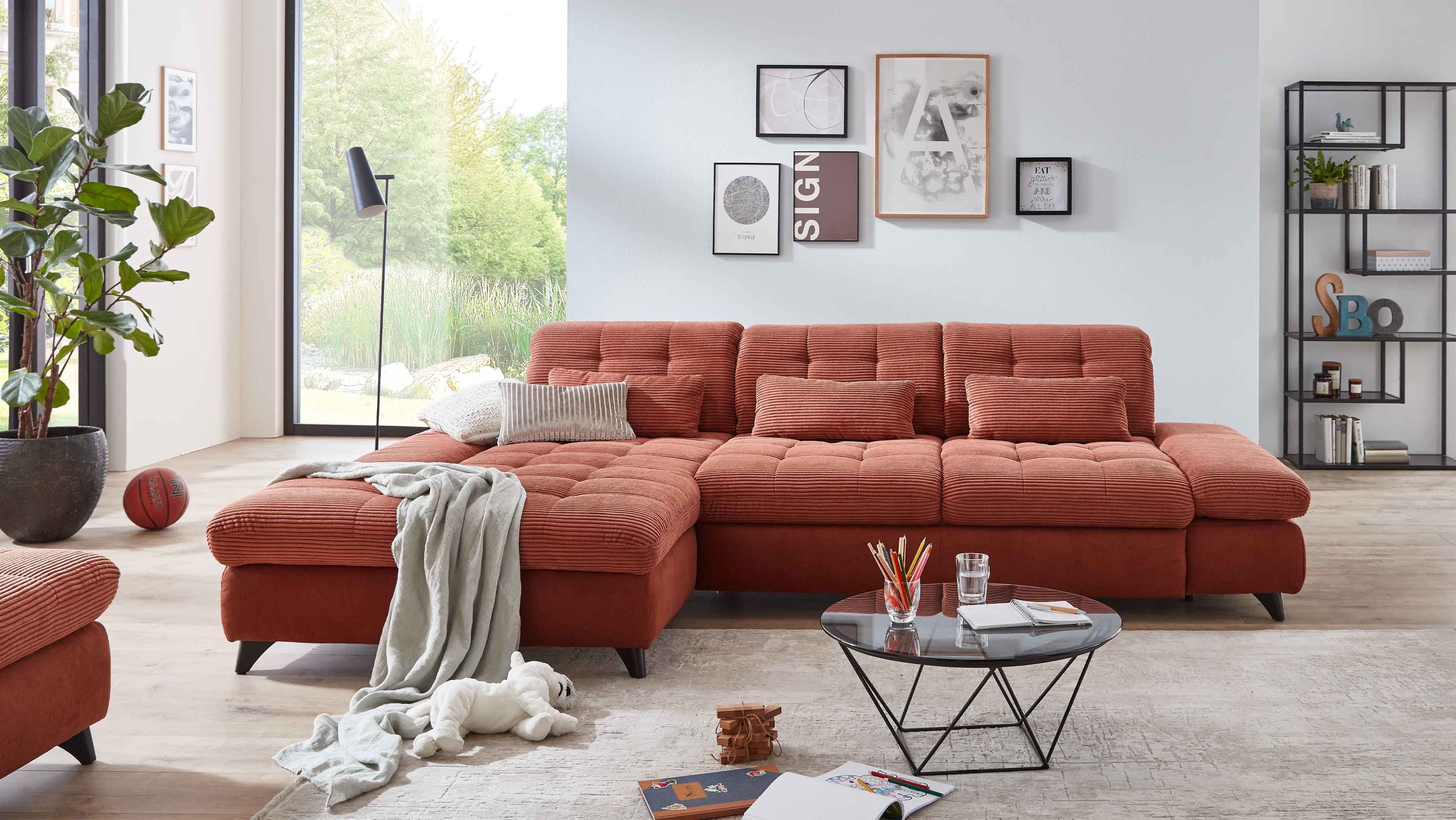 Ecksofa mit kupferfarbenem Bezug und schwarzen Metallfüßen in modernem Wohnzimmer mit Teppich und Beistelltisch