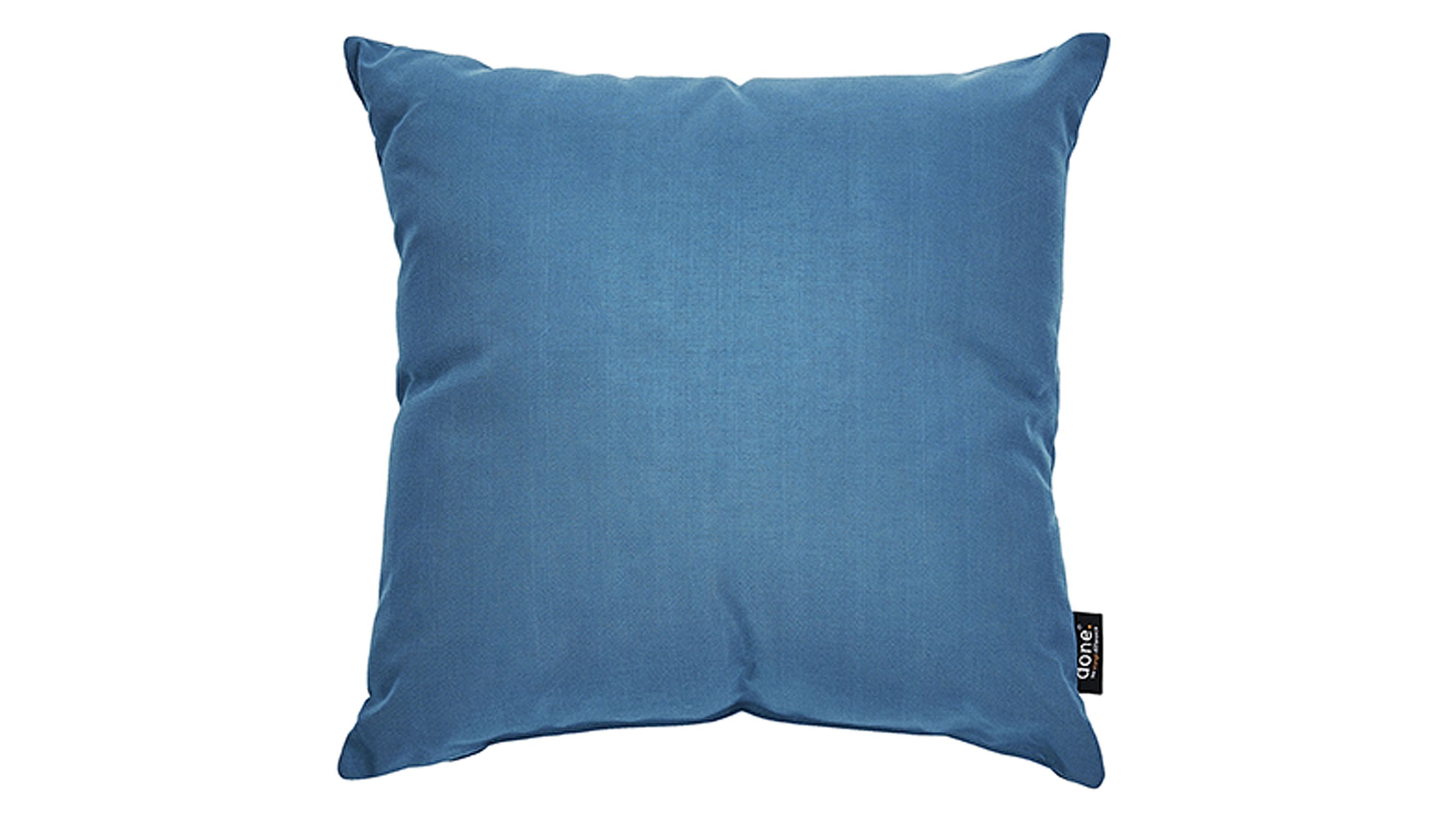 Quadratisches Kissen in blau mit glattem Bezug und kleiner schwarzer Markenlasche