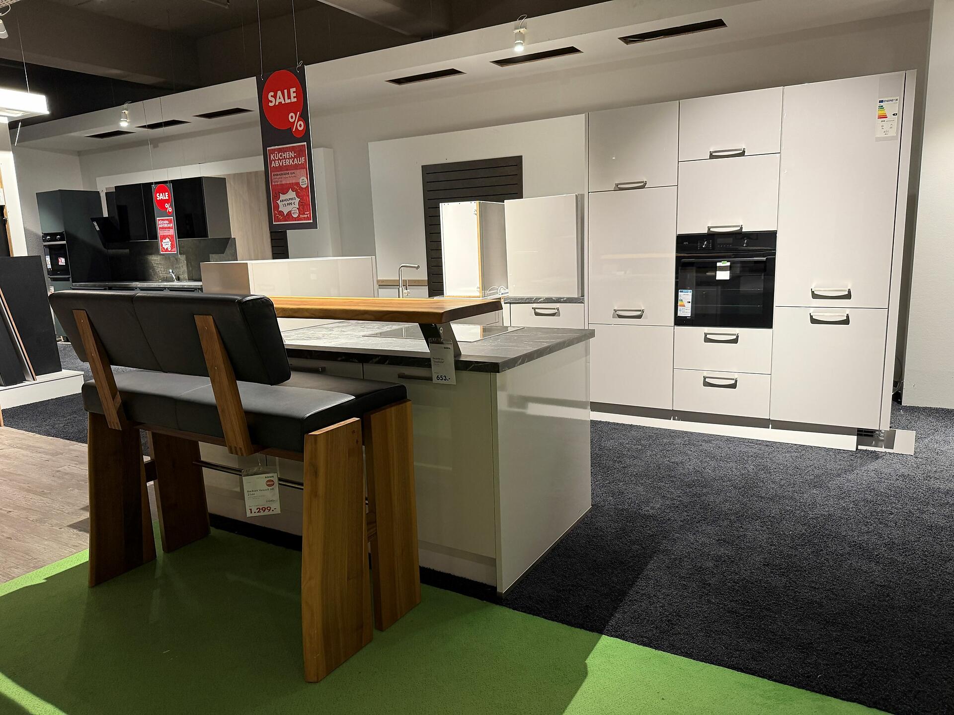 Moderne Nobilia Einbauküche mit weißer Hochschrankwand, Kücheninsel und Sitzbar