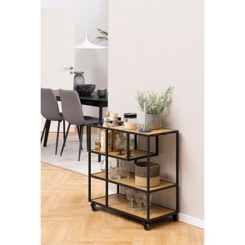 Wohnraumszene mit Servierwagen aus schwarzem Metall und Regalböden, dekorativ bestückt und an einer hellen Wand platziert