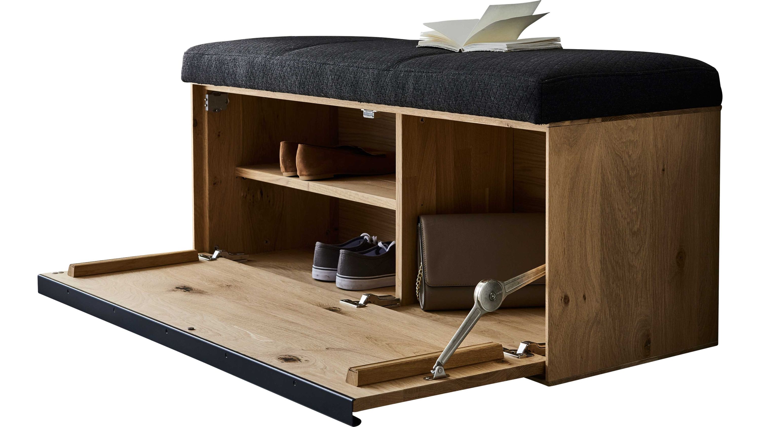 Garderobenbank mit anthrazitfarbenem Stoffbezug und offenem Klapptürfach aus hellem Holz mit Schuhen und Tasche