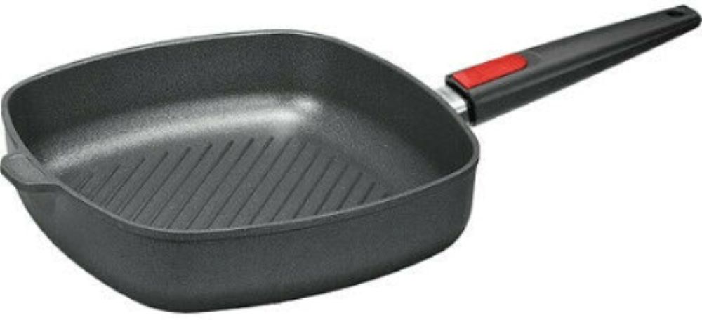 Grillpfanne mit rotem Griffdetail Quadratische schwarze Grillpfanne mit Rillenstruktur und langem Griff mit rotem Akzent vor weißem Hintergrund