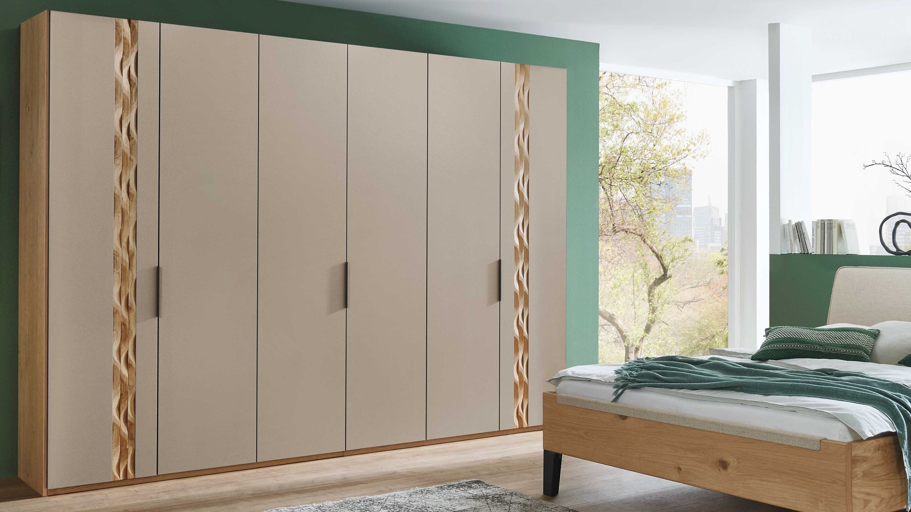 Sechstüriger Kleiderschrank mit taupefarbenen Türen und Balkeneiche-Rahmen in einem Schlafzimmer