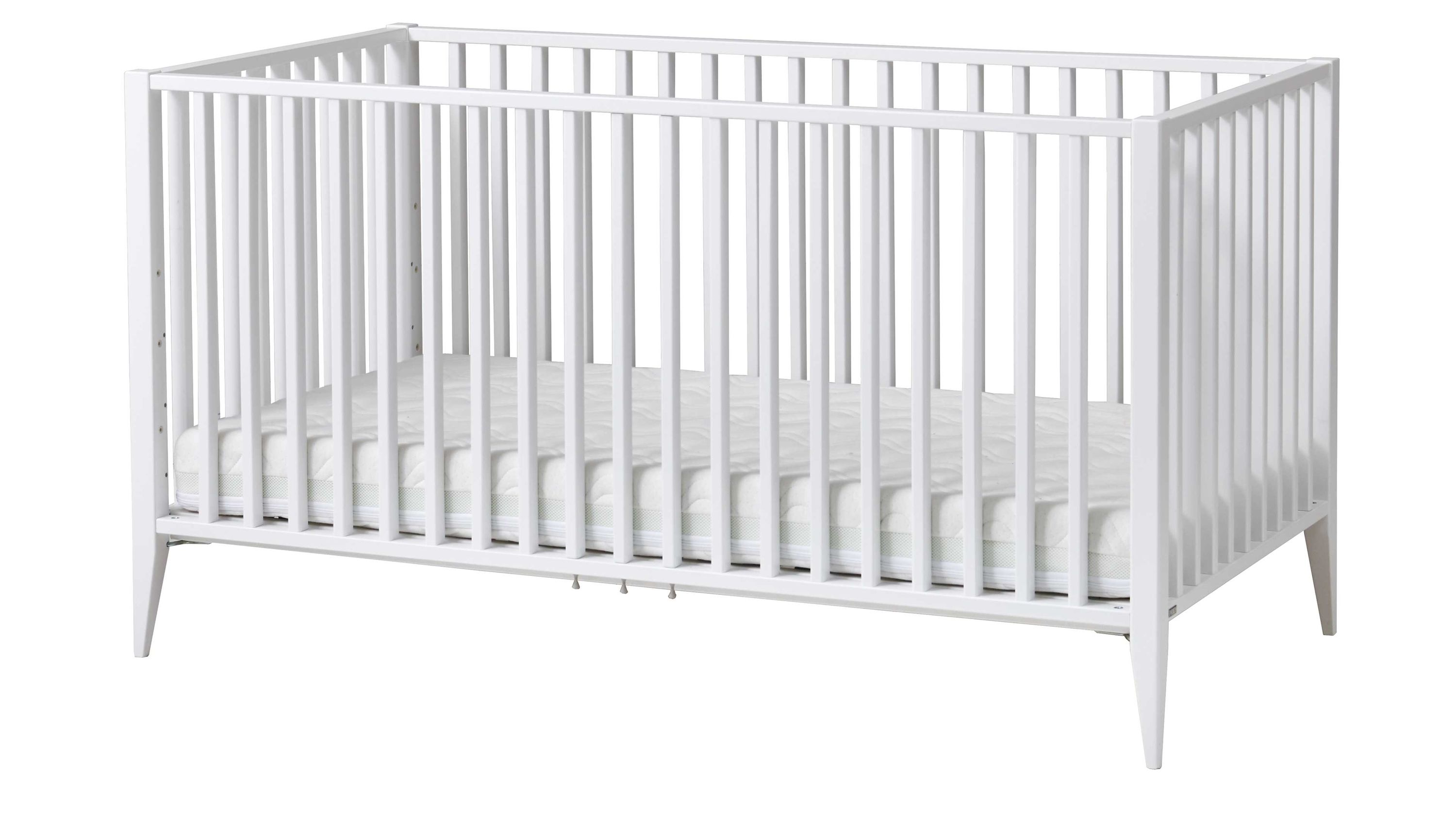Weißes Babybettgestell mit senkrechten Gitterstäben und Matratze