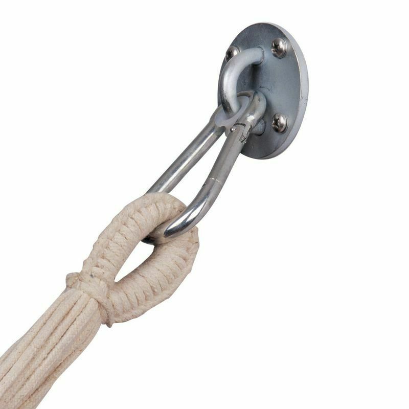 Metall-Wandhaken mit Karabiner und befestigtem Seil einer Hängematte, montiert auf weißer Wand zur sicheren Aufhängung