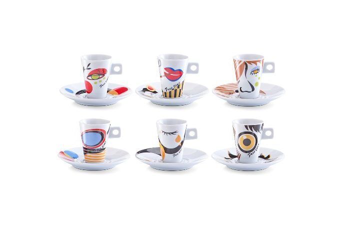 Zwölfteiliges Espressoset mit sechs bunten Tassen und Untertassen jedes Design individuell frontal arrangiert