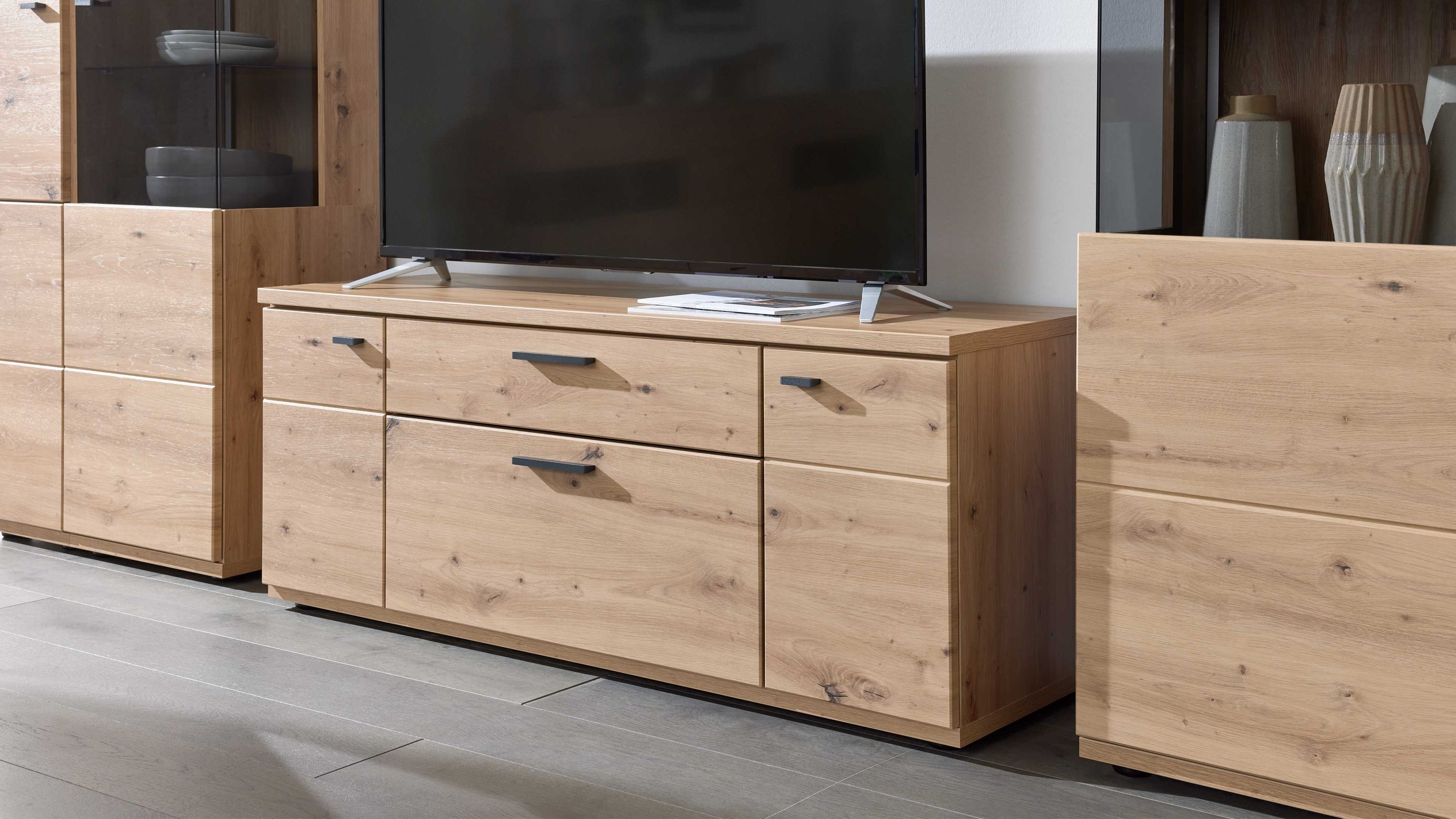 Lowboard mit Türen und Schubladen in Holzoptik Lowboard mit zwei Türen und zwei Schubladen in heller Holzoptik mit schwarzen Griffen