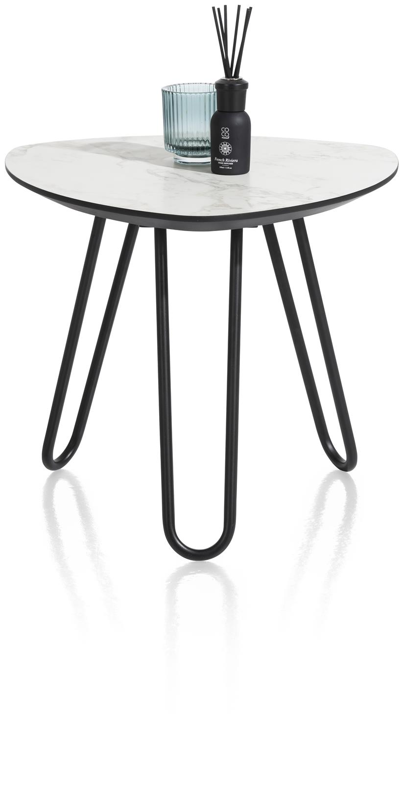 Frontalansicht eines runden Couchtischs mit Marmoroptik-Platte schwarzen Hairpin-Beinen Duftflakon und Kerzenhalter