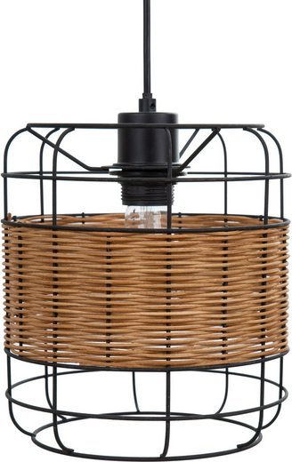 Pendelleuchte mit kuppelförmigem Rattanschirm und schwarzen Metallakzenten über Tisch im modernen Wohnambiente inszeniert