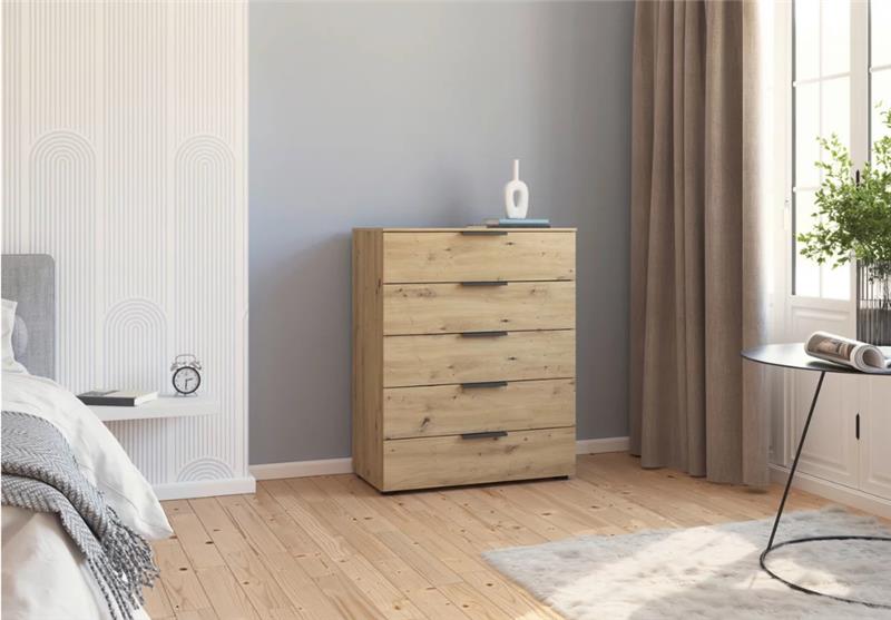 Rauch Kommode in Eiche Artisan mit Deko Kommode von Rauch in Eiche Artisan mit fünf Schubladen Dekoobjekt oben schräg von vorn in hellem Raum mit Fenster