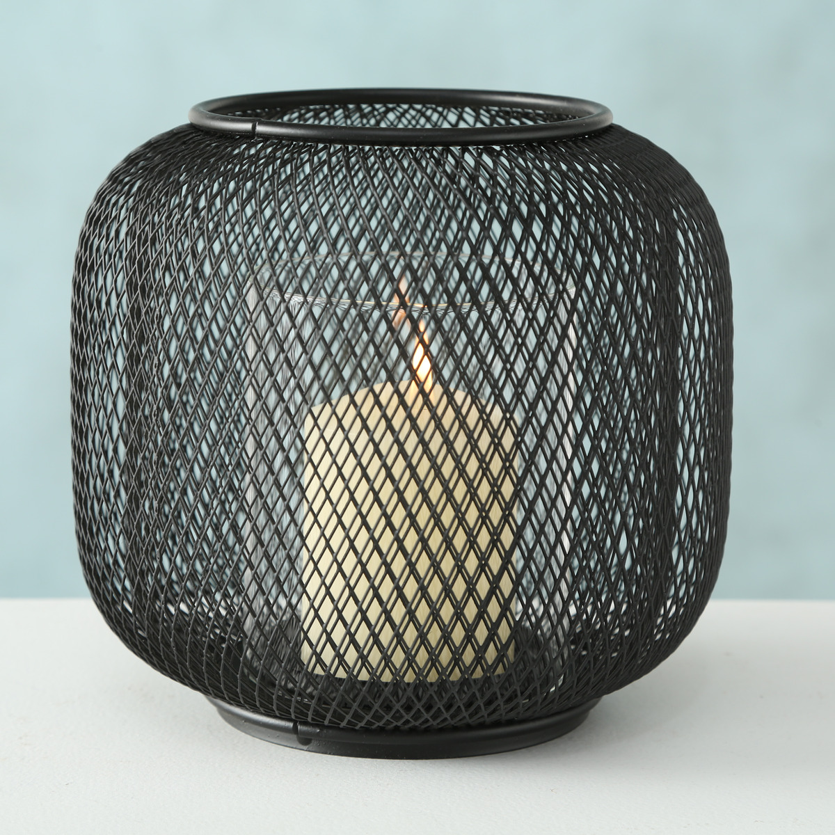 Windlicht Kerzenhalter, Schwarz, Modernes Design mit Gitterstruktur Windlicht Kerzenhalter aus schwarzem Eisen mit Gitterstruktur und weißer Kerze im Inneren, aufgenommen frontal