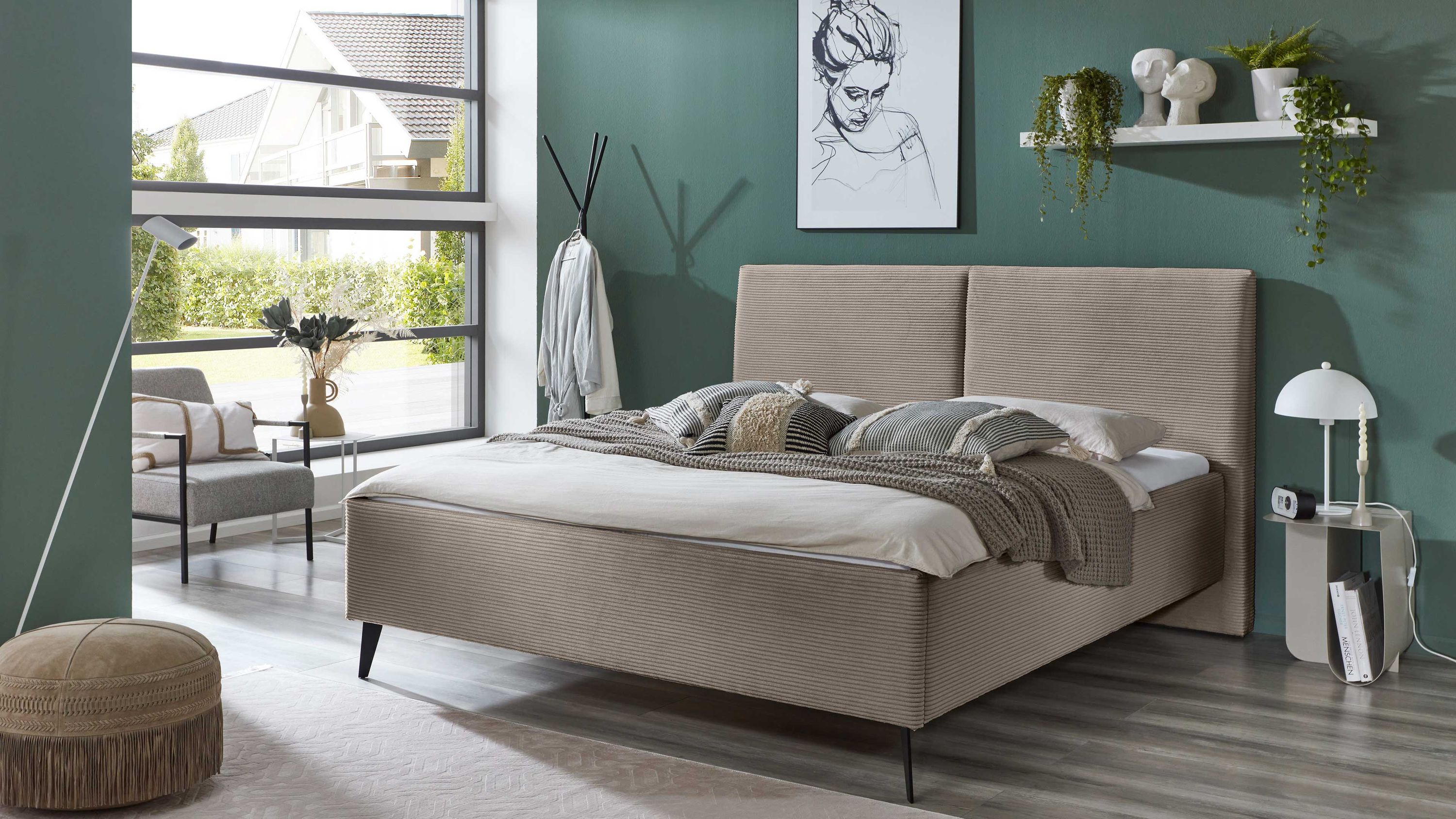 Polsterbettgestell mit taupefarbenem Breitcordbezug und schwarzen Metallfüßen in modernem Schlafzimmer