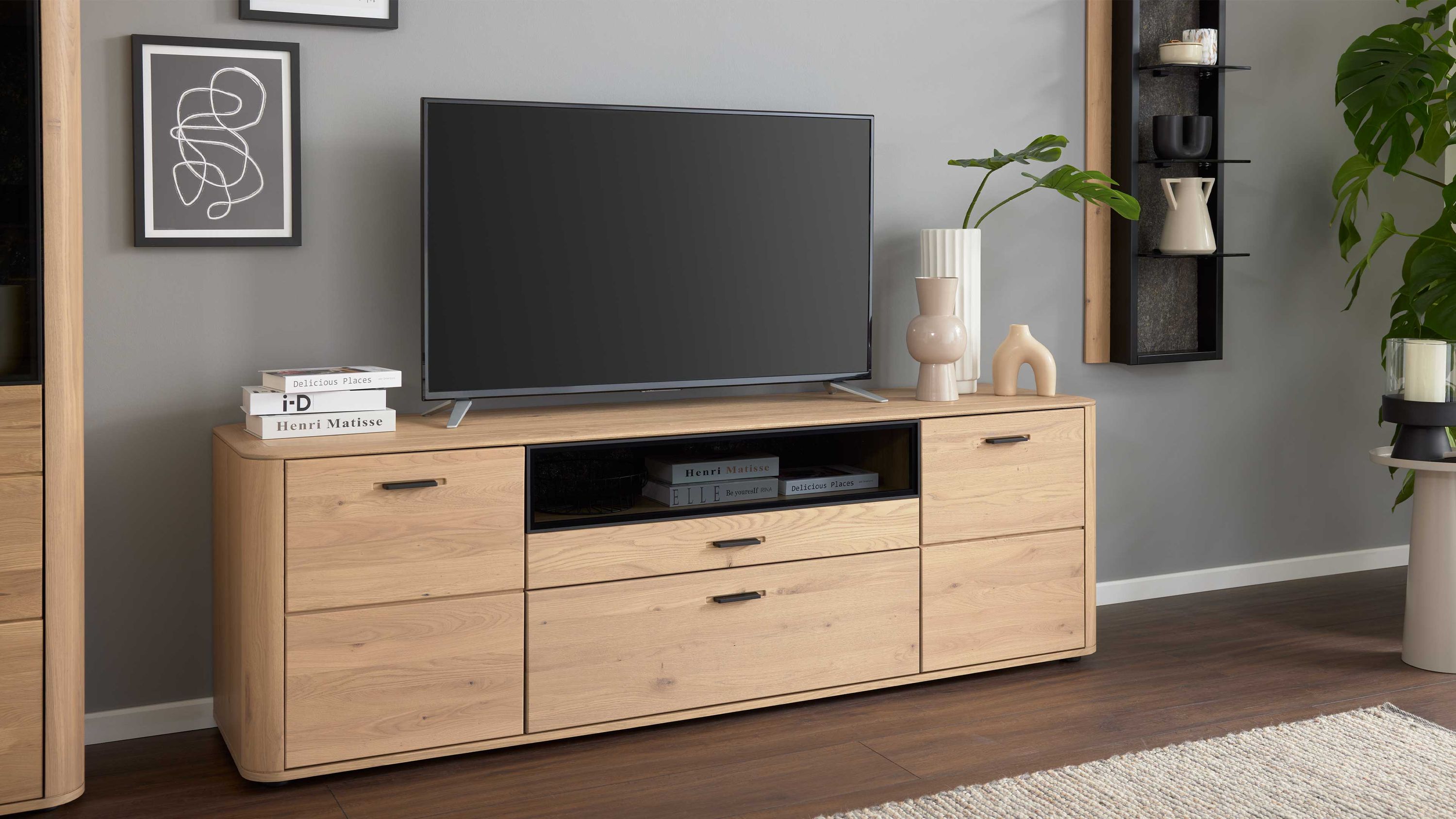 Medien-Lowboard in heller Holzoptik mit Stauraum Medien-Lowboard mit zwei Türen zwei Schubladen und offenem Fach in heller Holzoptik mit schwarzen Griffen