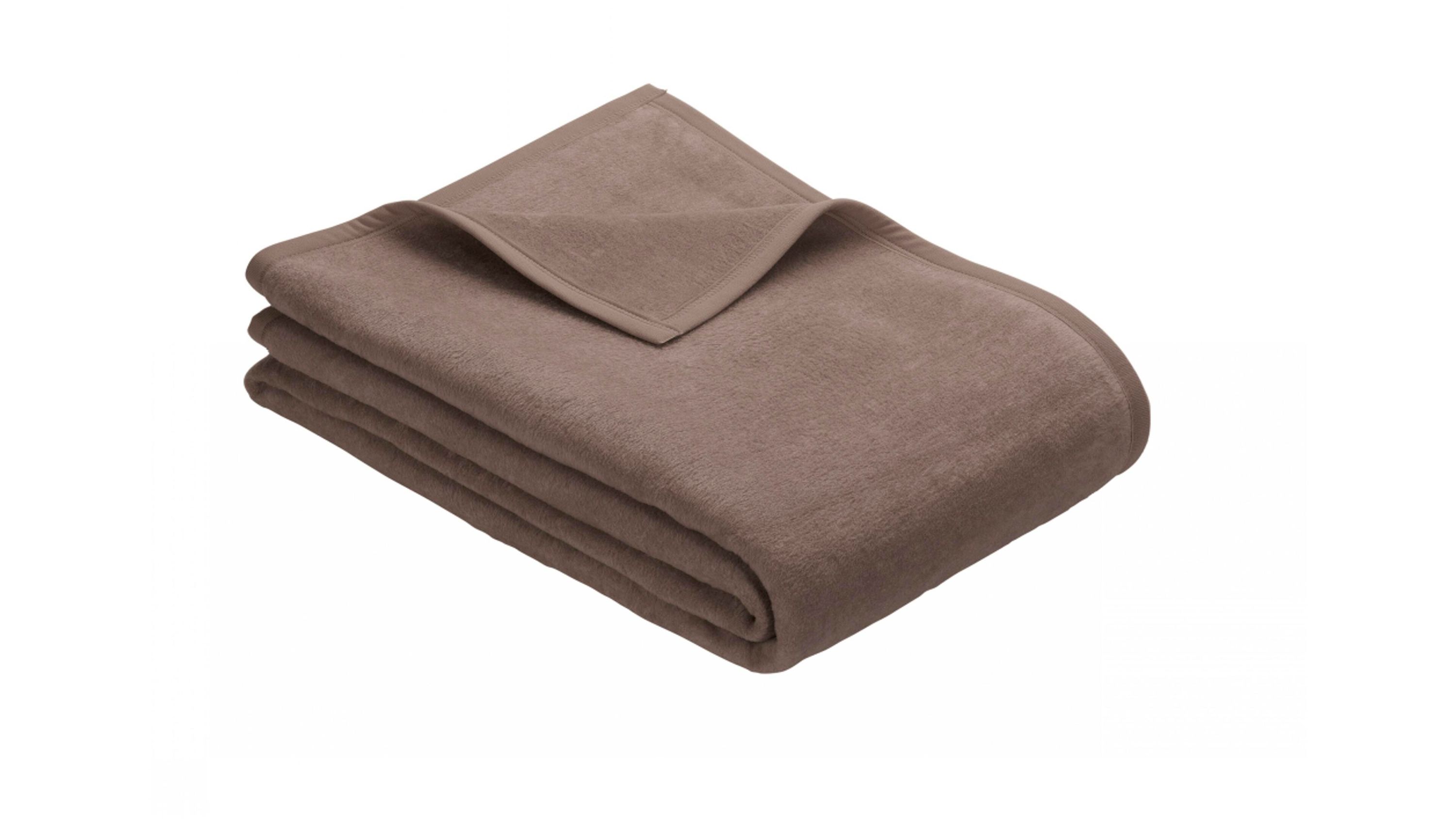 Gefaltete braune Fleecedecke mit sichtbarer Kante