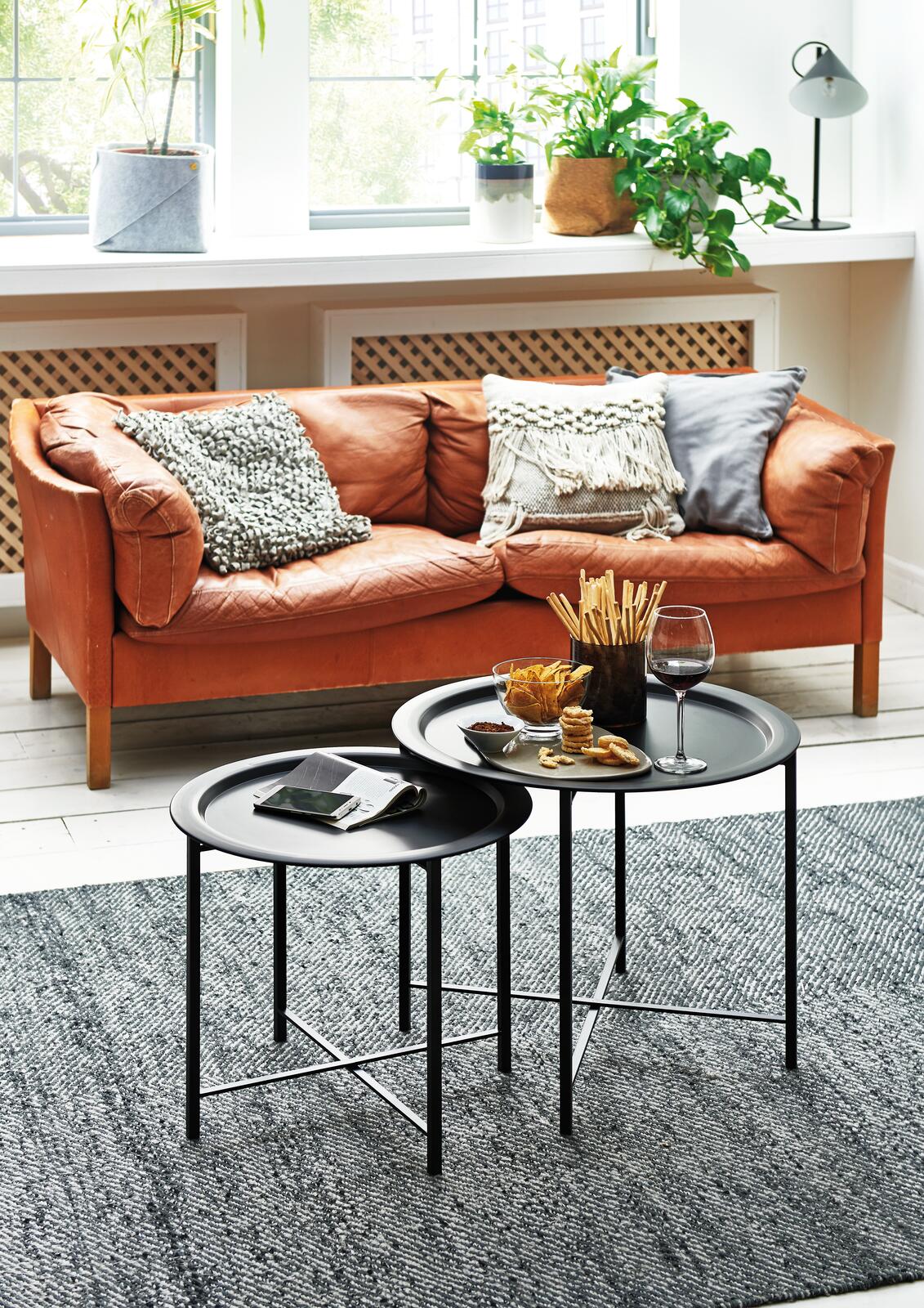 HAKU Couchtisch-Set aus Metall im Wohnzimmer vor einem Sofa platziert