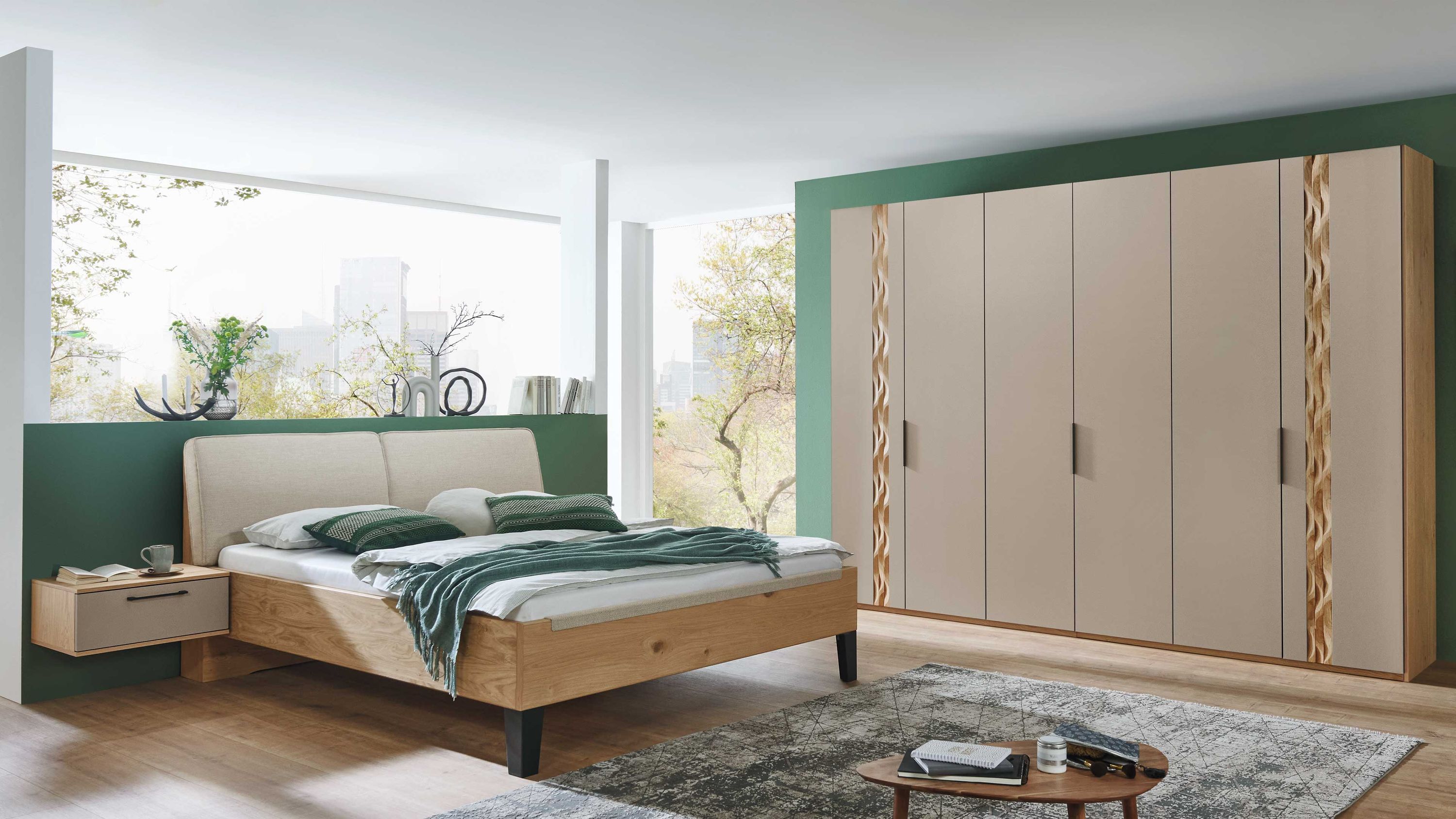 Schlafzimmermöbel mit Bett und Kleiderschrank in Holz und Taupe Schlafzimmer mit Bett in Holzoptik taupefarbenem Kopfteil Hängetisch und großem Schrank mit Holzverzierung