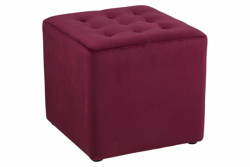 Quadratischer Hocker in Bordeauxrot mit Knopfsteppung auf der Sitzfläche  modernes Design  gepolstert