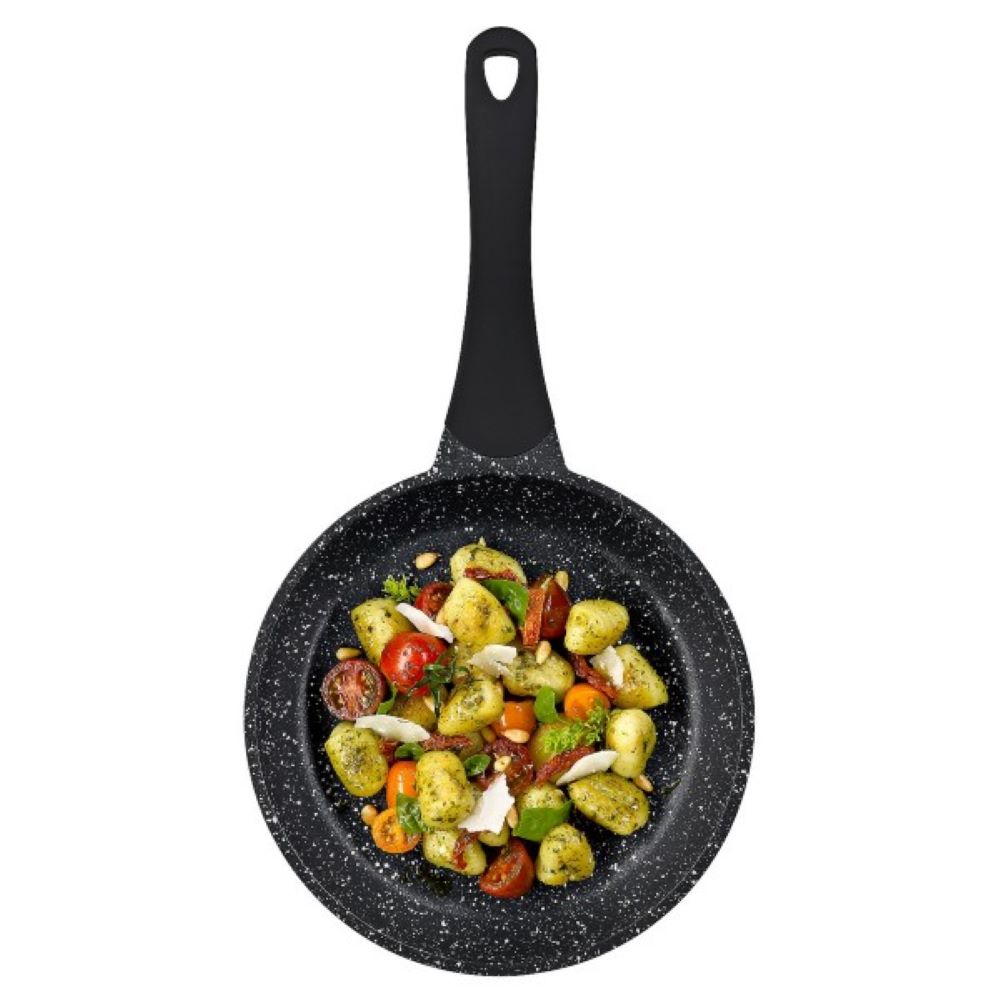 bratpfanne mit gemüse  griff mit aufhängeöse
