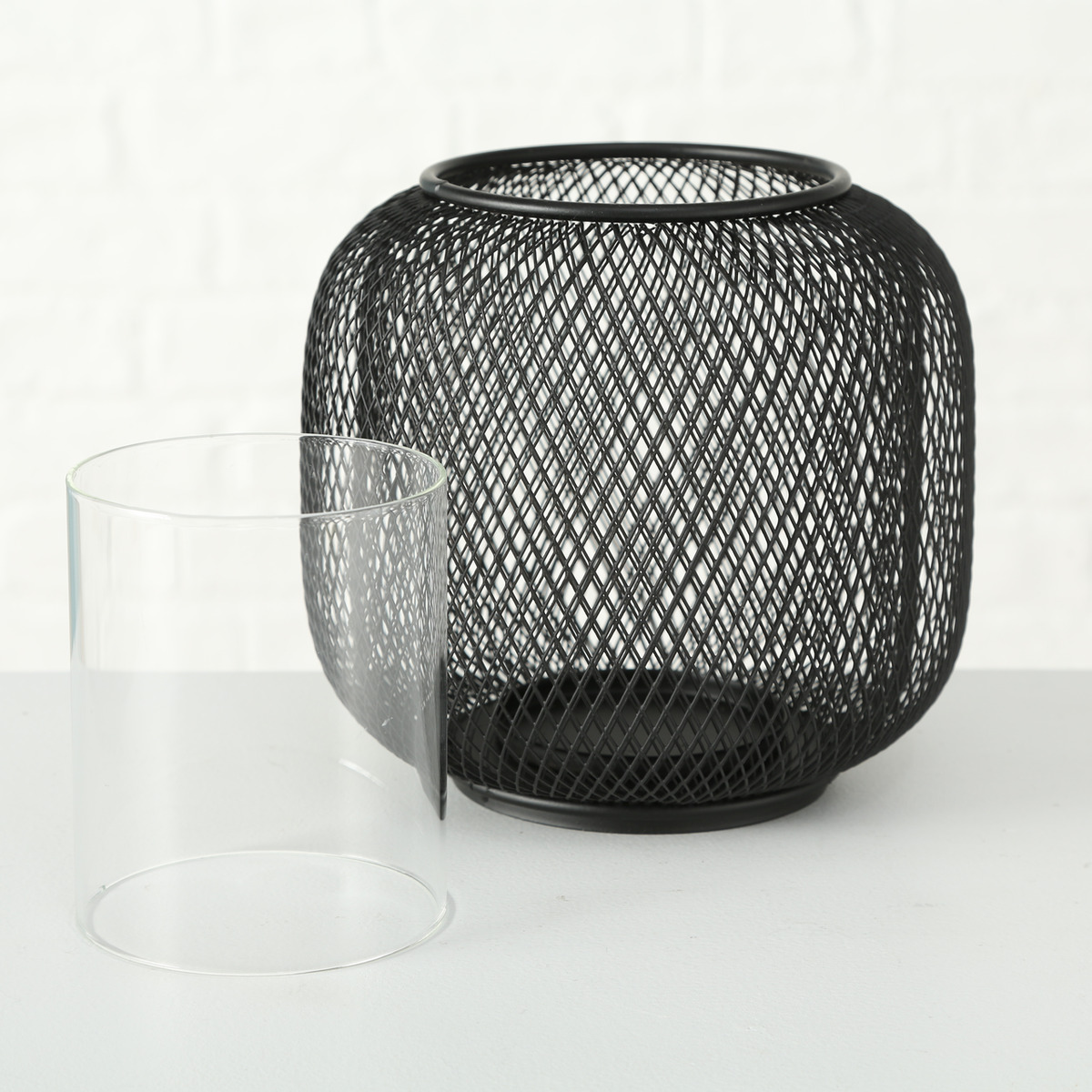 Windlicht Kerzenhalter, Schwarz, Modernes Design mit Gitterstruktur Windlicht-Kerzenhalter aus schwarzem Eisen mit Gitterstruktur klarem Glaseinsatz frontal leicht von oben