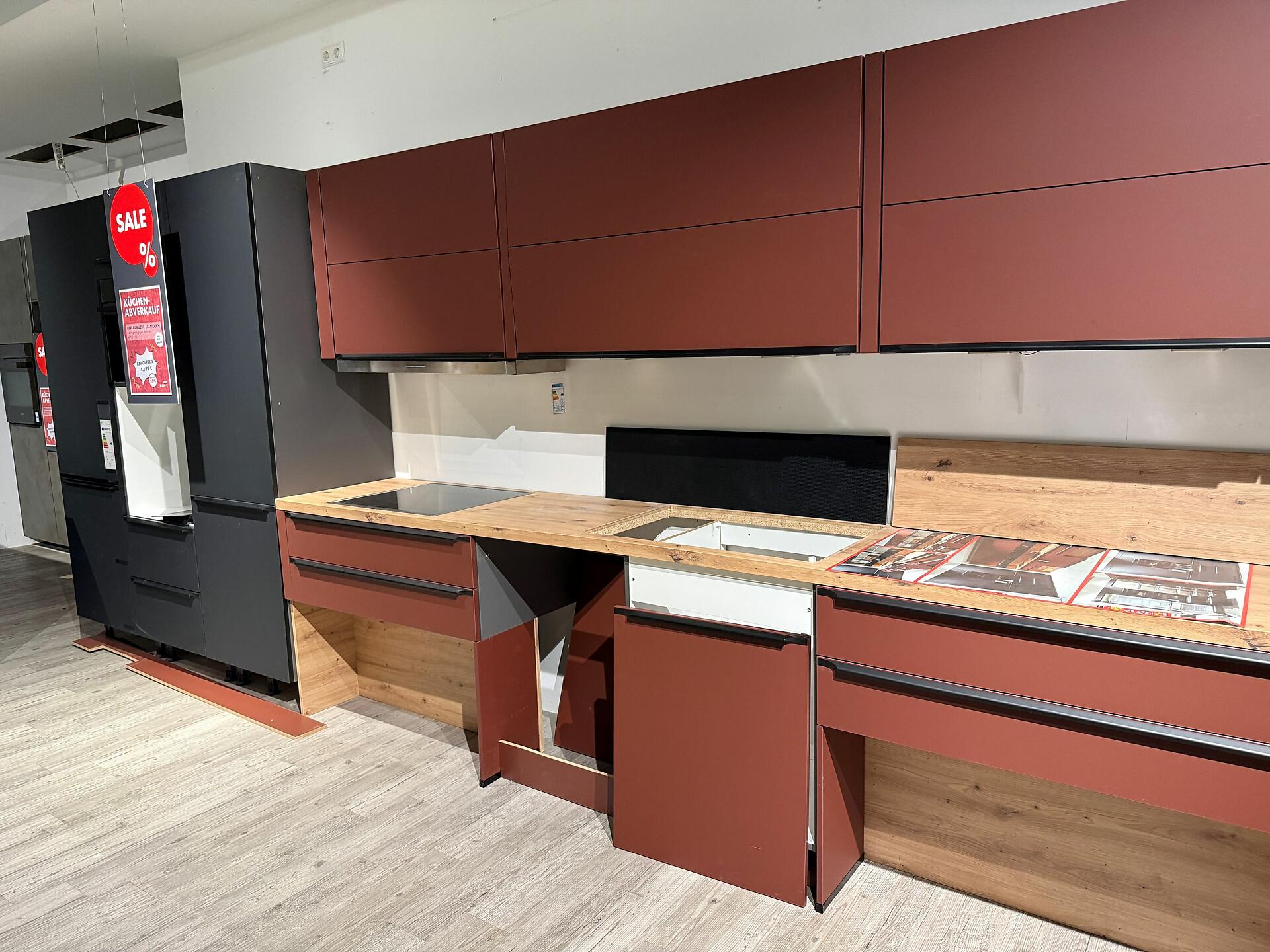 Moderne Nobilia Easytouch Ausstellungsküche in Rostrot mit Holzdekor-Arbeitsplatte und Hochschrank