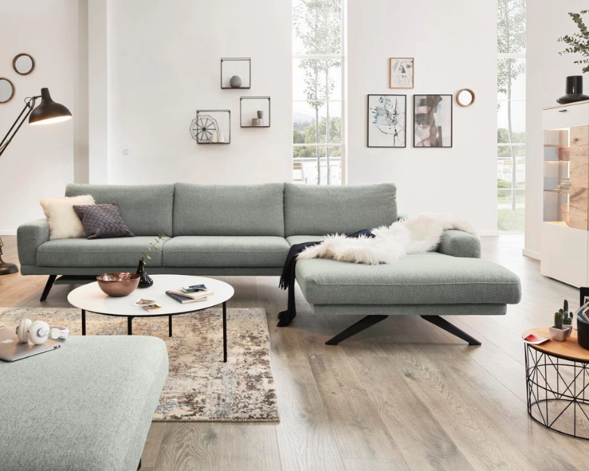 Ecksofa von Himolla in mintgrün Stilvolles Ecksofa mit Holzfüßen und hellen Accessoires in modernem Raum