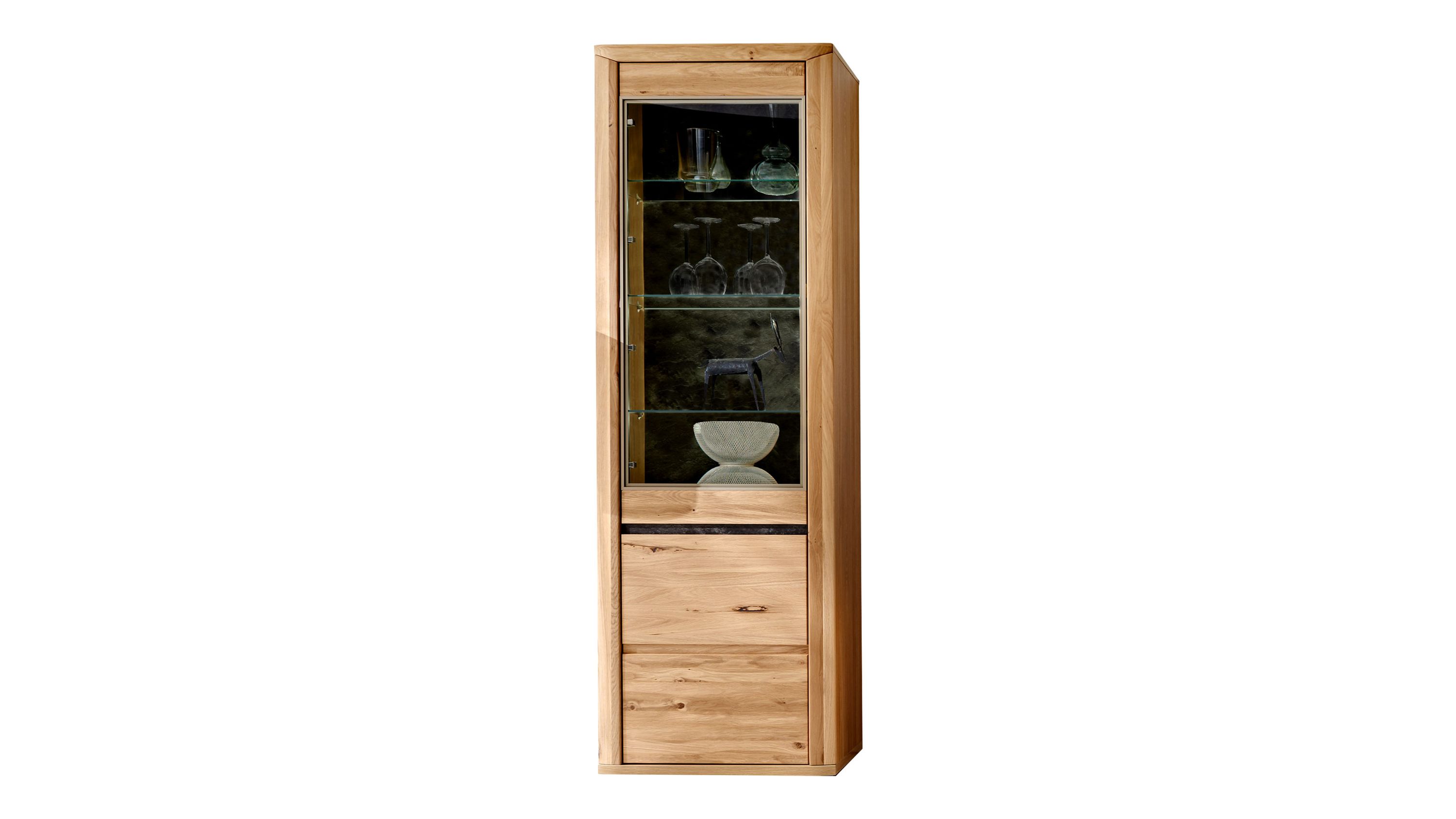 Hohe Vitrine mit zwei Türen obere Tür aus Glas mit Regalen untere Tür aus Holz in hellbrauner Farbe