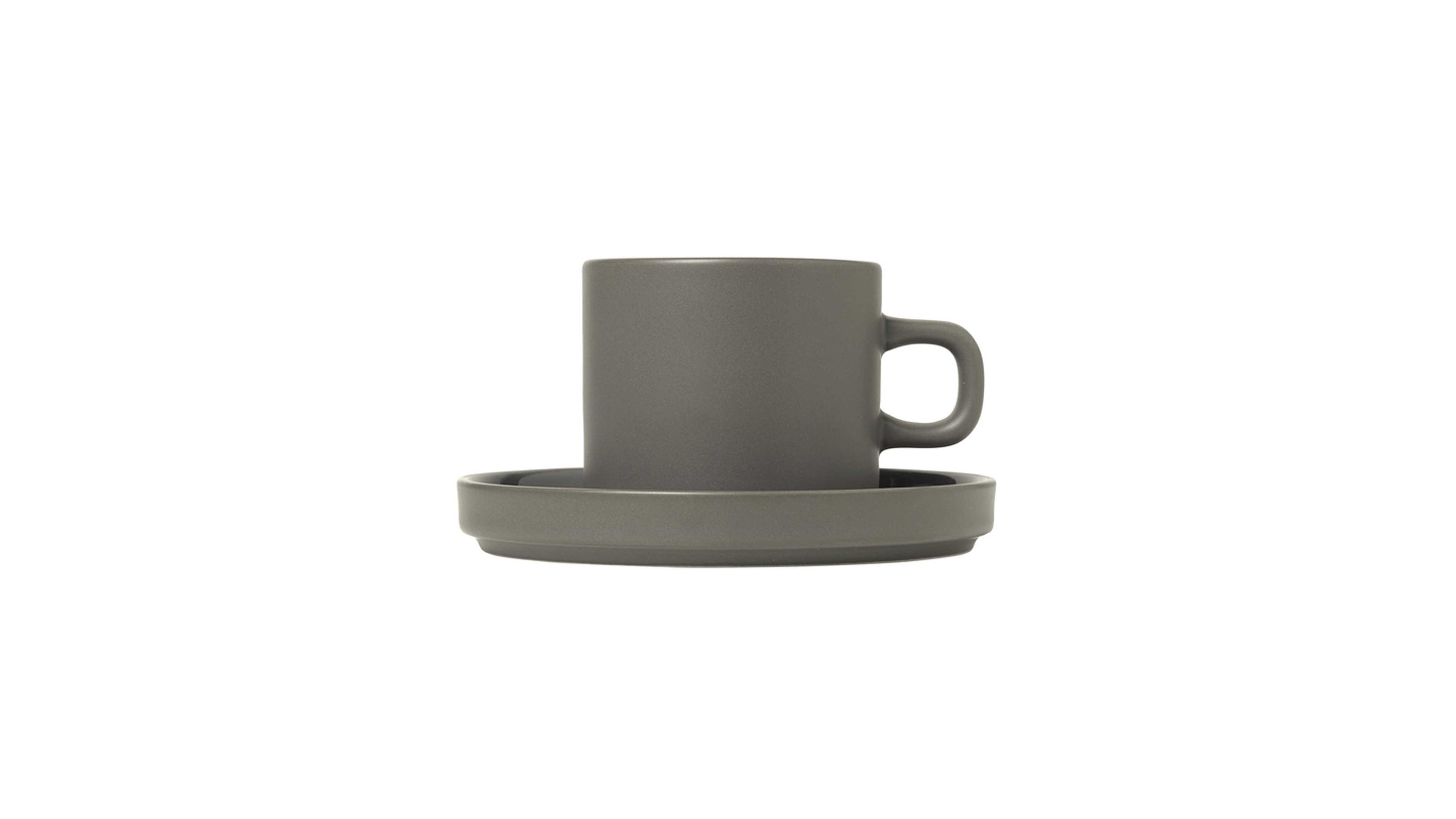 Zinnfarbene Kaffeetasse mit Henkel auf passendem Unterteller aus Keramik