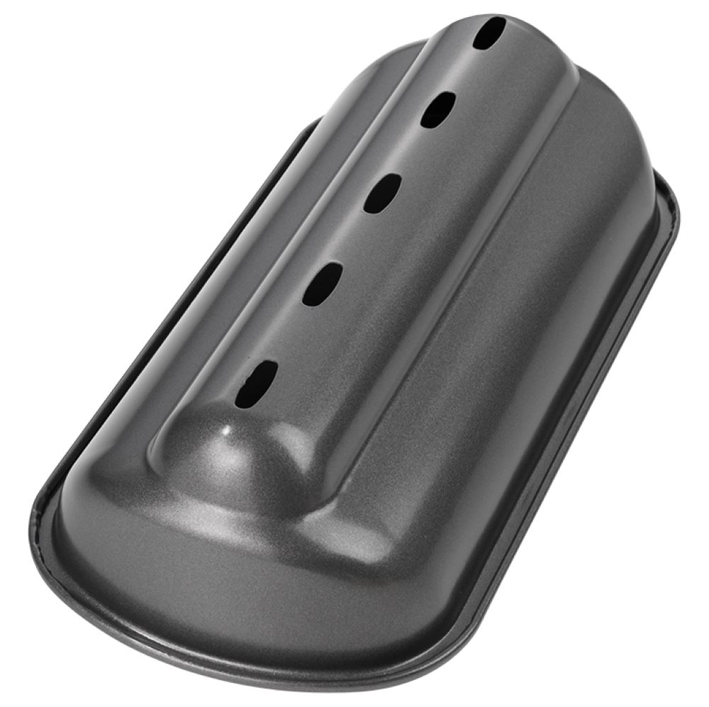 Von leicht rechts oben fotografierte schwarze Stollenbackhaube aus Kohlenstoffstahl mit Belüftungslöchern