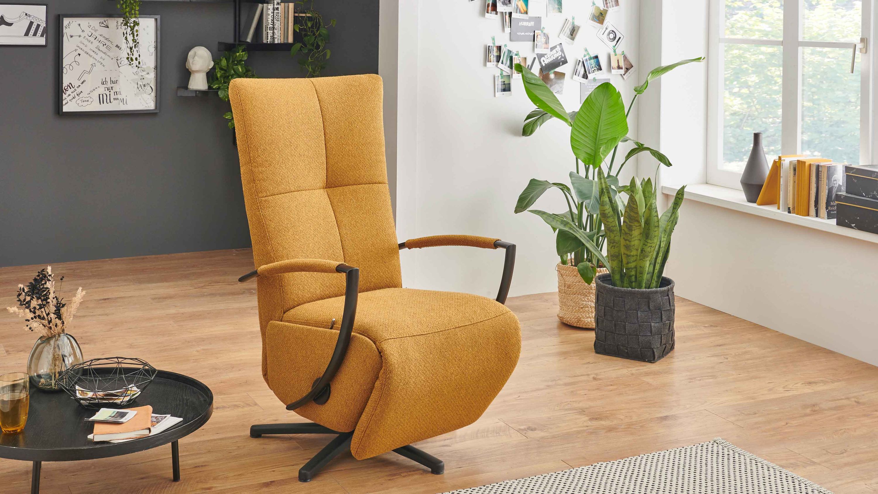 Relaxsessel mit senffarbenem Bezug und schwarzem Sternfuß in modernem Wohnzimmer