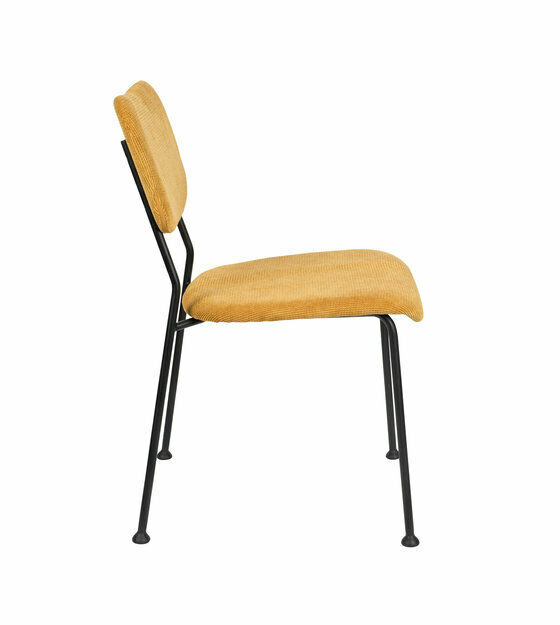 Stuhl mit ockergelbem Stoff  schwarzem Gestell und modernem Design auf hellem Boden