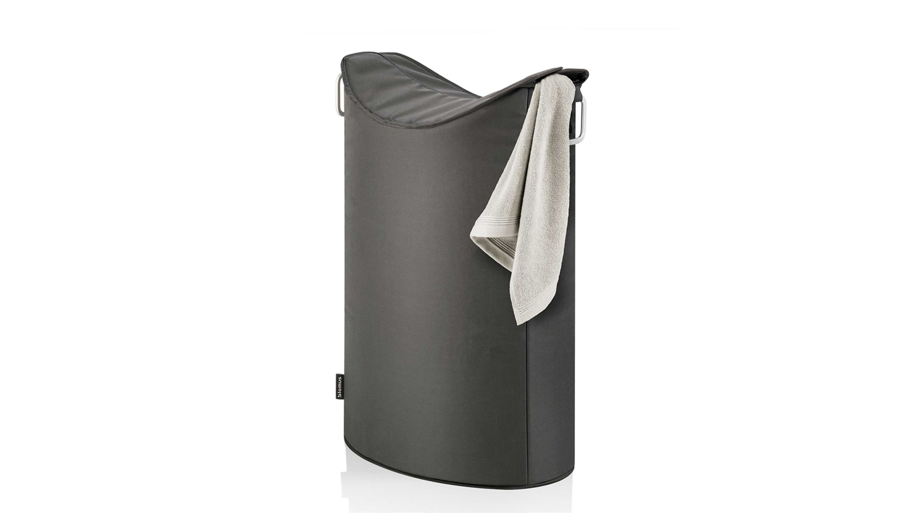 Anthrazitfarbener Wäschesammler mit Aluminiumgriffen Anthrazitfarbener Wäschesammler mit ovaler Form und Aluminiumgriffen mit einem hellen Handtuch