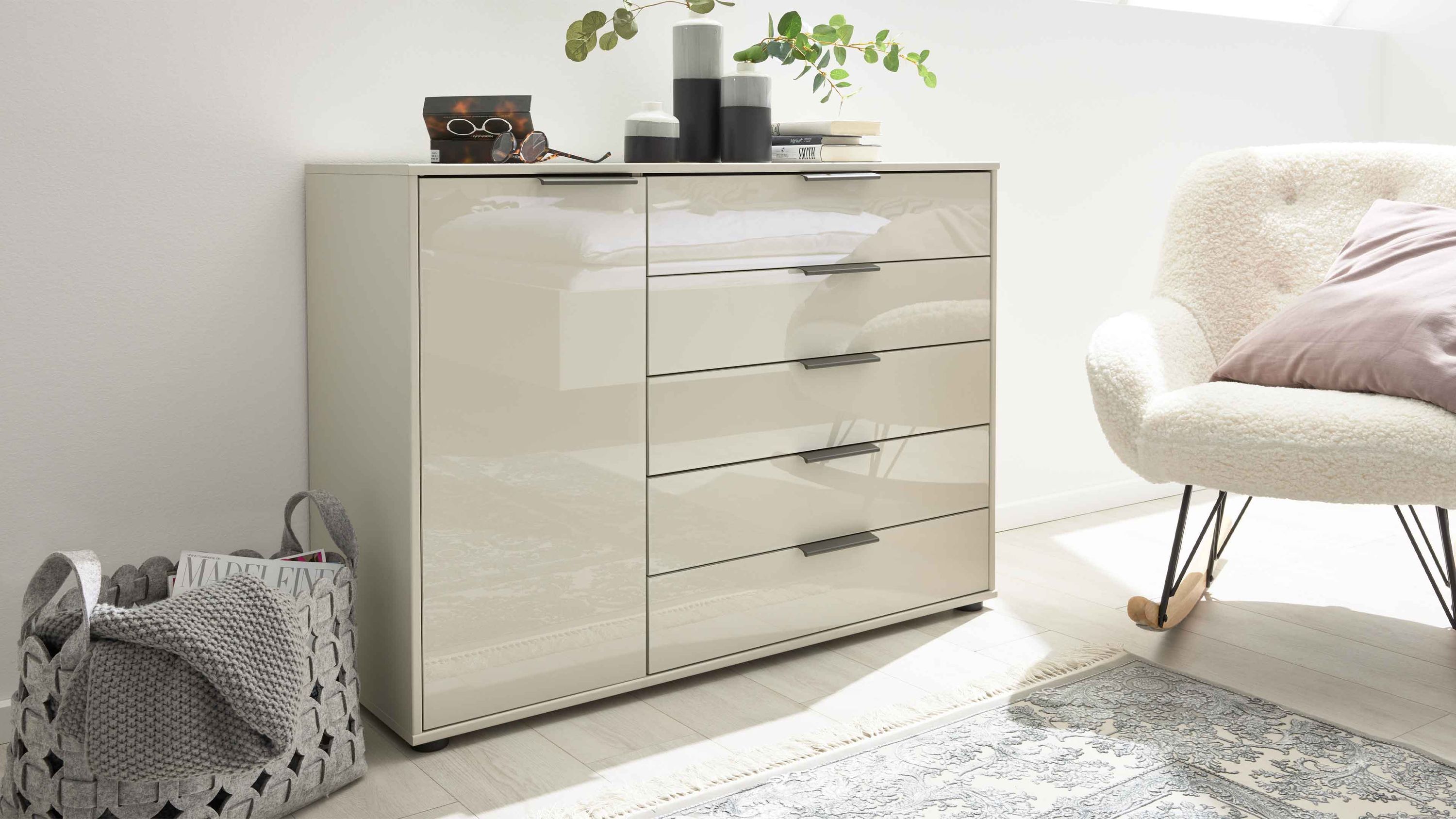 Interliving Schlafzimmer Serie 1026  Kombikommode 231 Champagner & Eiche bianco - fünf Türen, eine Schublade, Breite ca. 120 cm