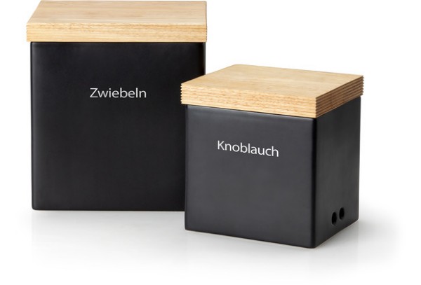 Zwei schwarze Dosen mit Holzdeckeln  beschriftet mit Zwieback und Knäckebrot