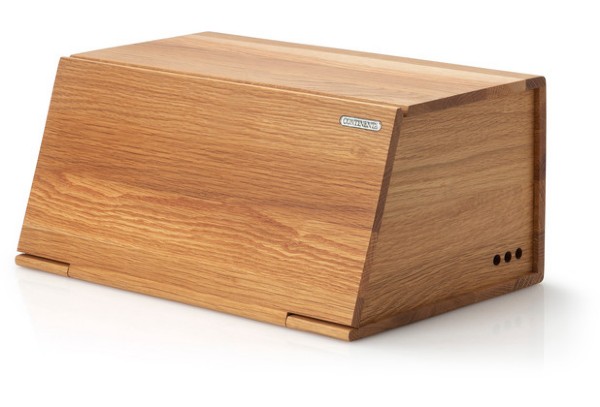 Holzbox mit schräger Vorderseite und kleinen Löchern an der Seite, frontal leicht von oben fotografiert.